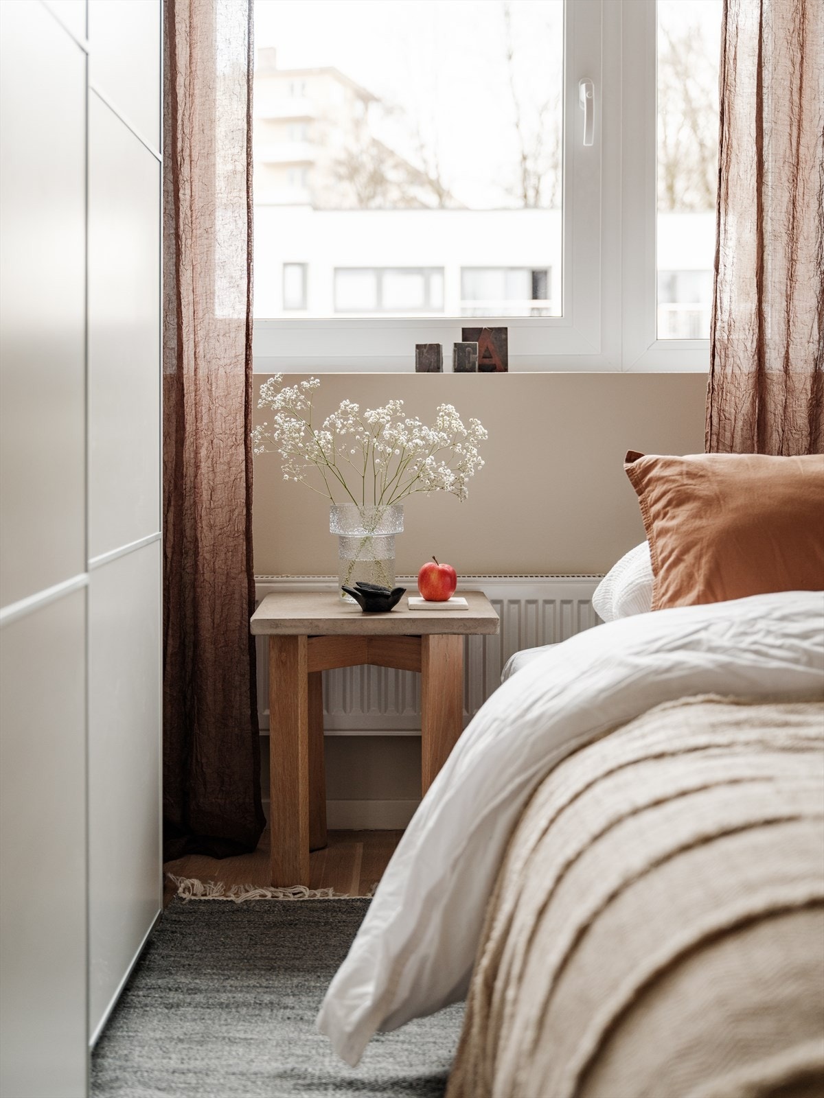 Man har god plass til seng og nattbord, i tillegg til skap. Eventuelt skrivebord og sovesofa, det har selgerne tidligere hatt her. Galleribilde