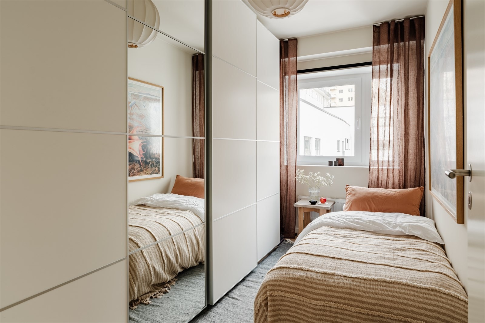 Soverom II er også av god størrelse. Legg merke til at hele den ene veggen er dekket av en stor og dyp skyvedørsgarderobe. Galleribilde