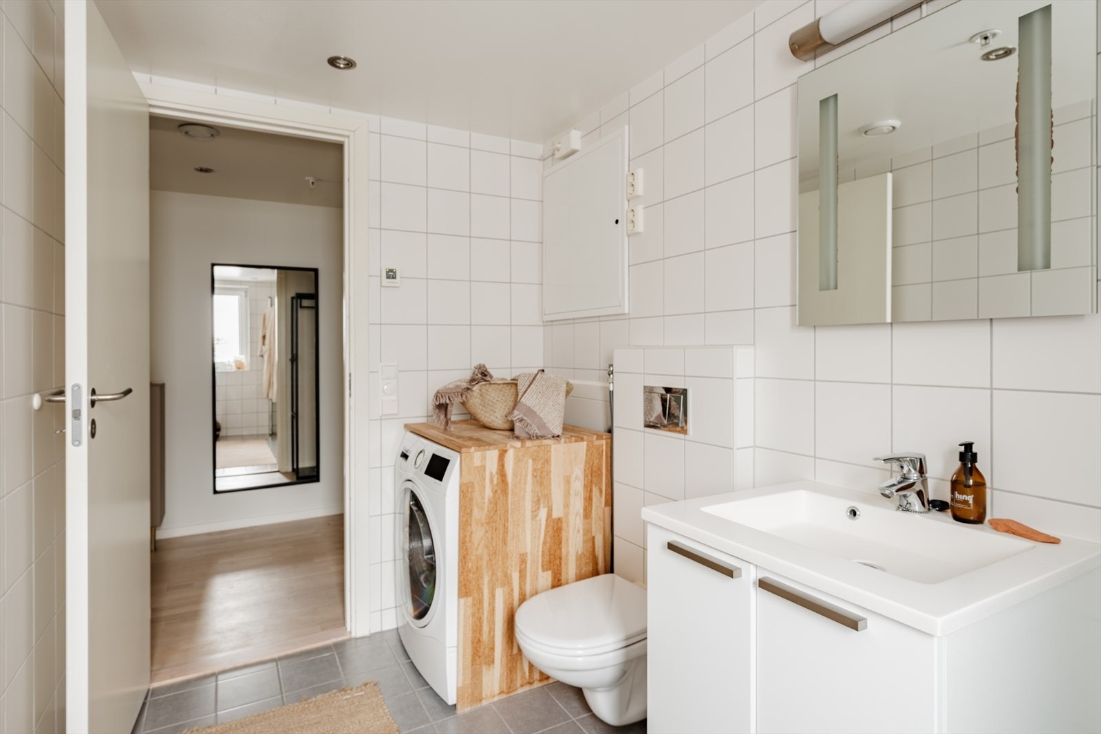 Det er laget opplegg/plass til vaskemaskin som er smart tilpasset med en plassbygget benk rundt. Perfekt for å kunne sette ting oppå eller bruke som stellebord. Galleribilde