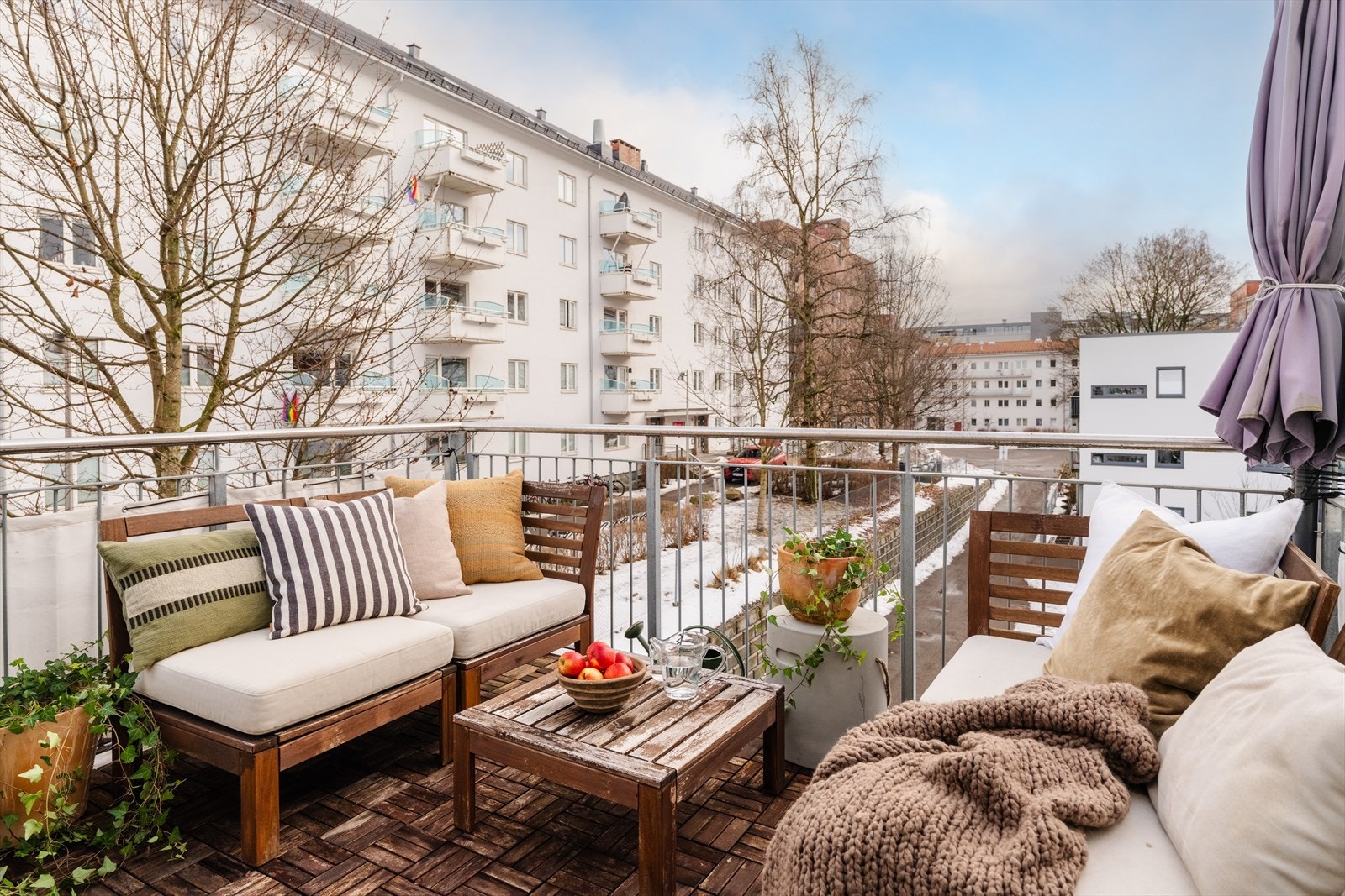 God plass til diverse utemøbler og grill rundt hjørnet. Galleribilde