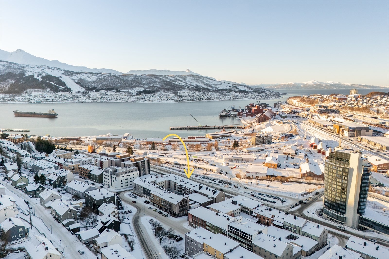 Beliggenheten midt i sentrum gir gangavstand til alle fasiliteter man har behov for i hverdagen. Det er mulighet for leie av parkering rett over veien fra leiligheten Galleribilde