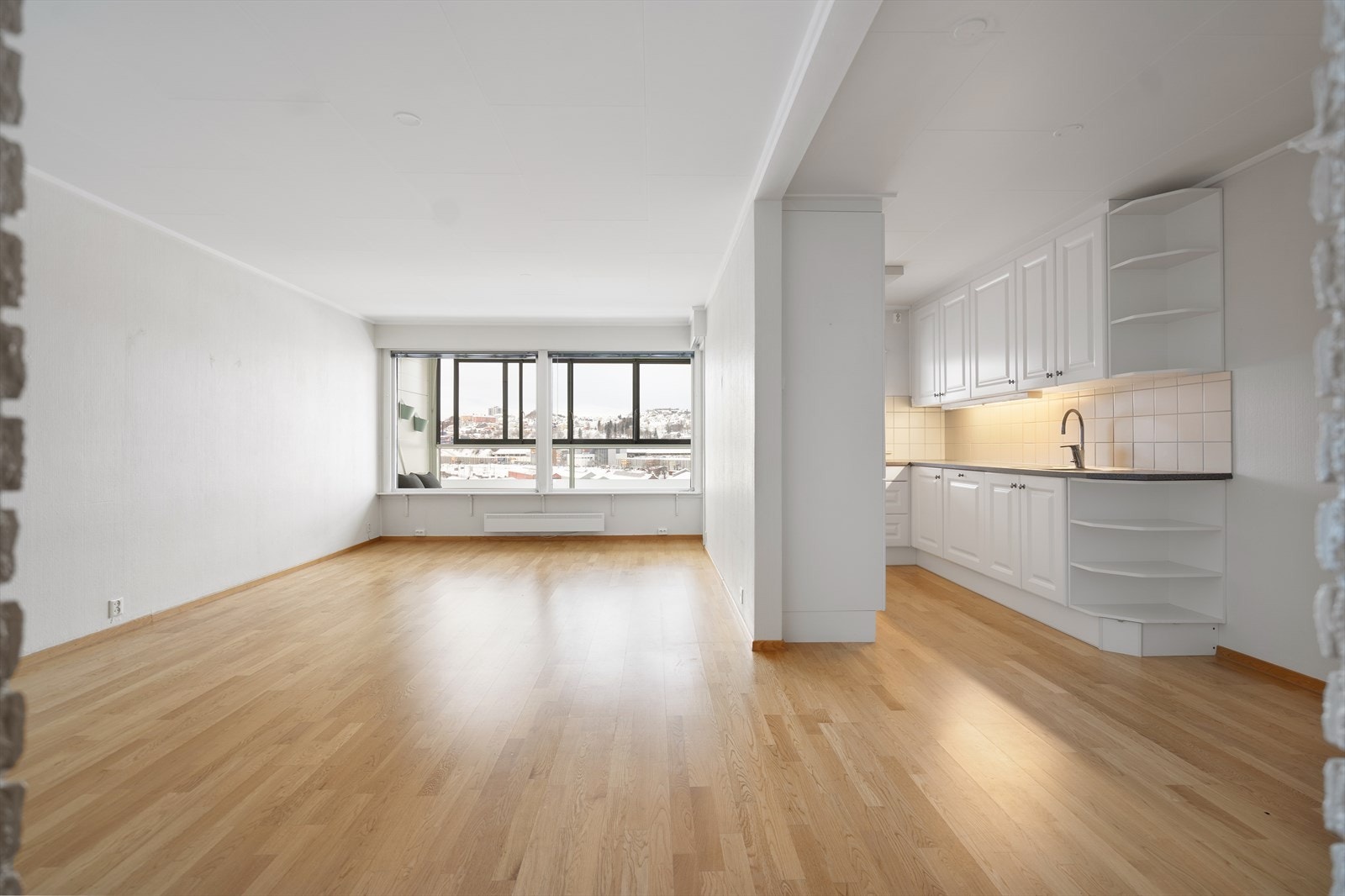 Lys og åpen stue med store vindusflater gir rikelig med lysinnlipp Galleribilde