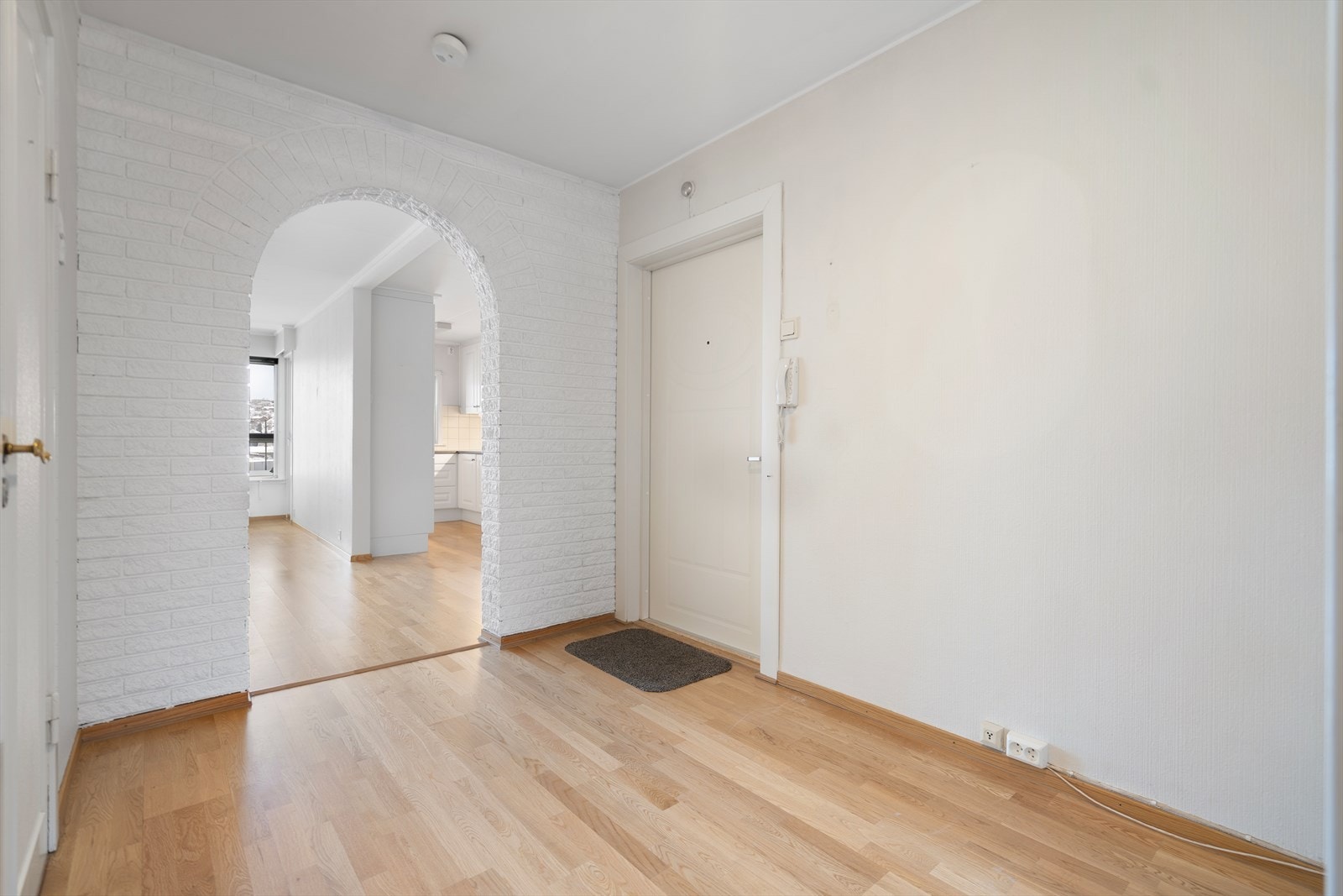 Romslig entré med god plass for oppbevaring av yttertøy Galleribilde