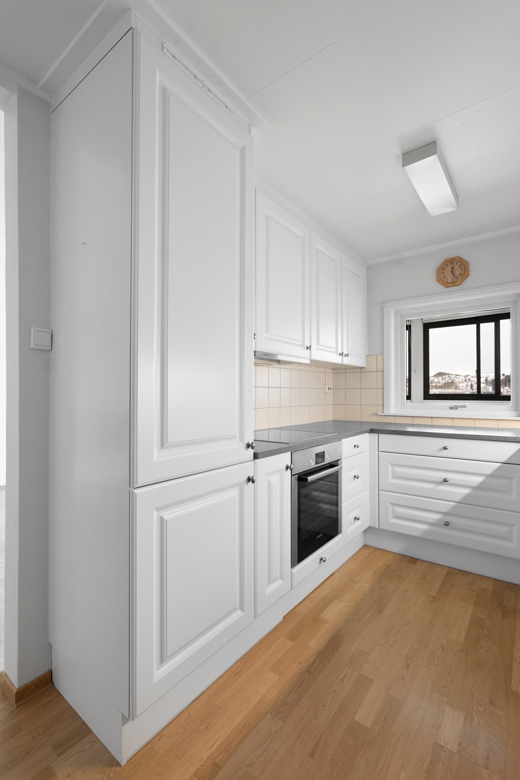 Kjøkkenet har integrert kjøl/fryseskap, stekeovn, platetopp samt oppvaskmaskin av type Bosch Galleribilde