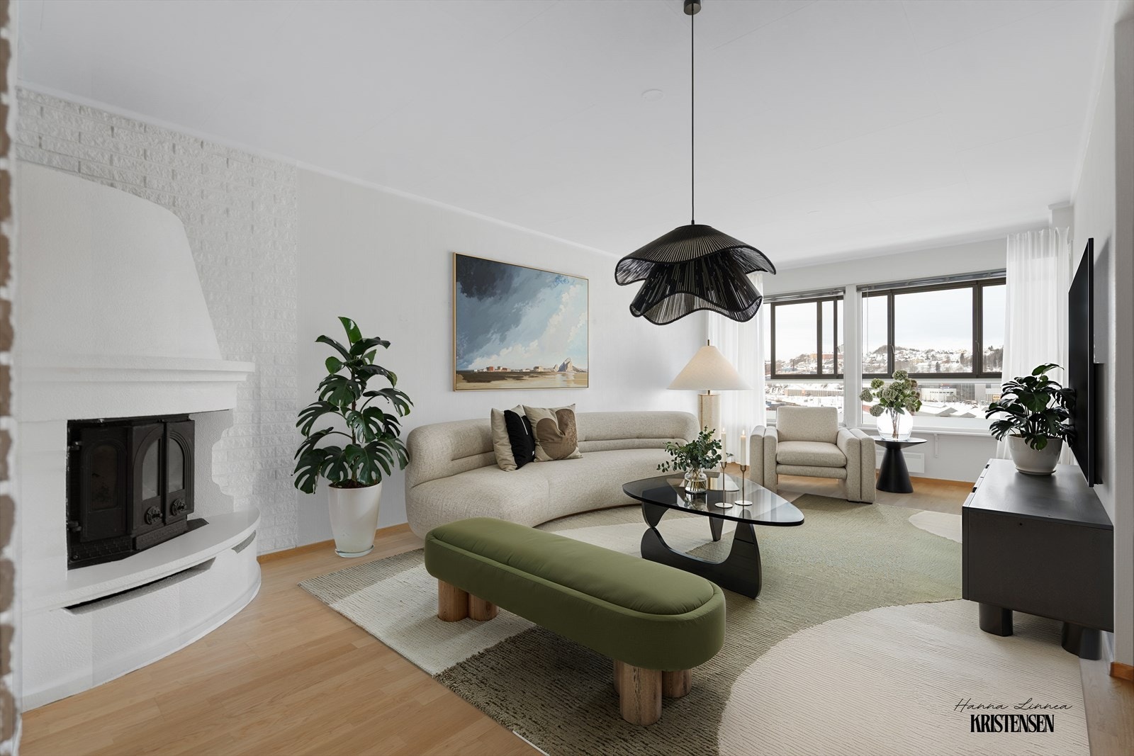 Sjekk ut denne leiligheten i øverste etasje med beliggenhet midt i sentrum med 2 soverom og hele 2 balkonger, hvor den ene er innglasset! (Digitalt møblert bilde) Galleribilde