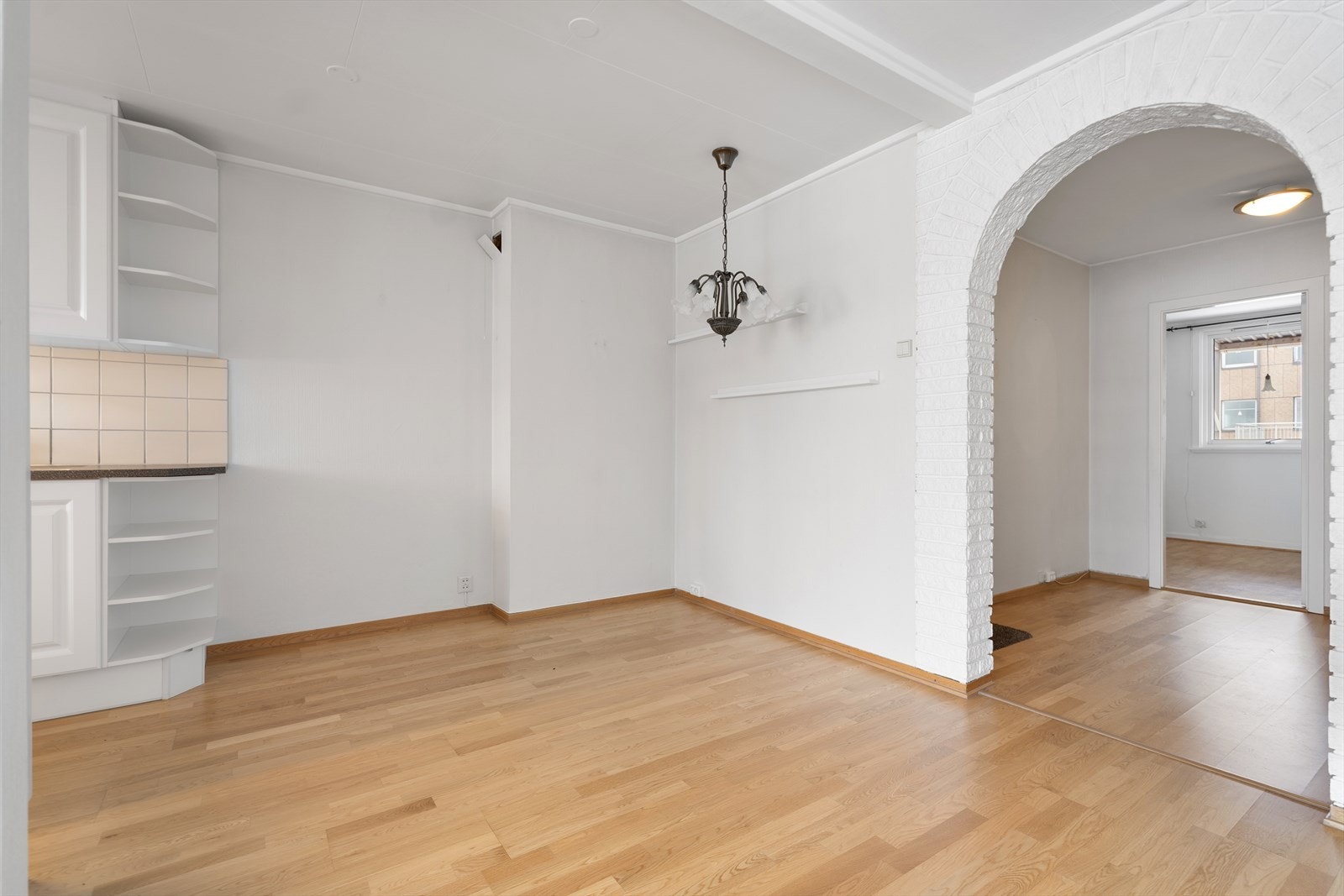 Plass for spisebord i direkte med praktisk nærhet til kjøkkenet Galleribilde