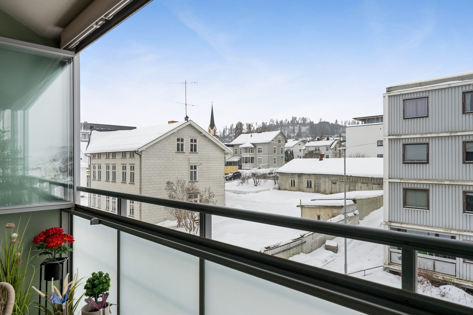 Glasset kan skyves helt bort til siden og slipper sommeren inn på balkongen. Galleribilde