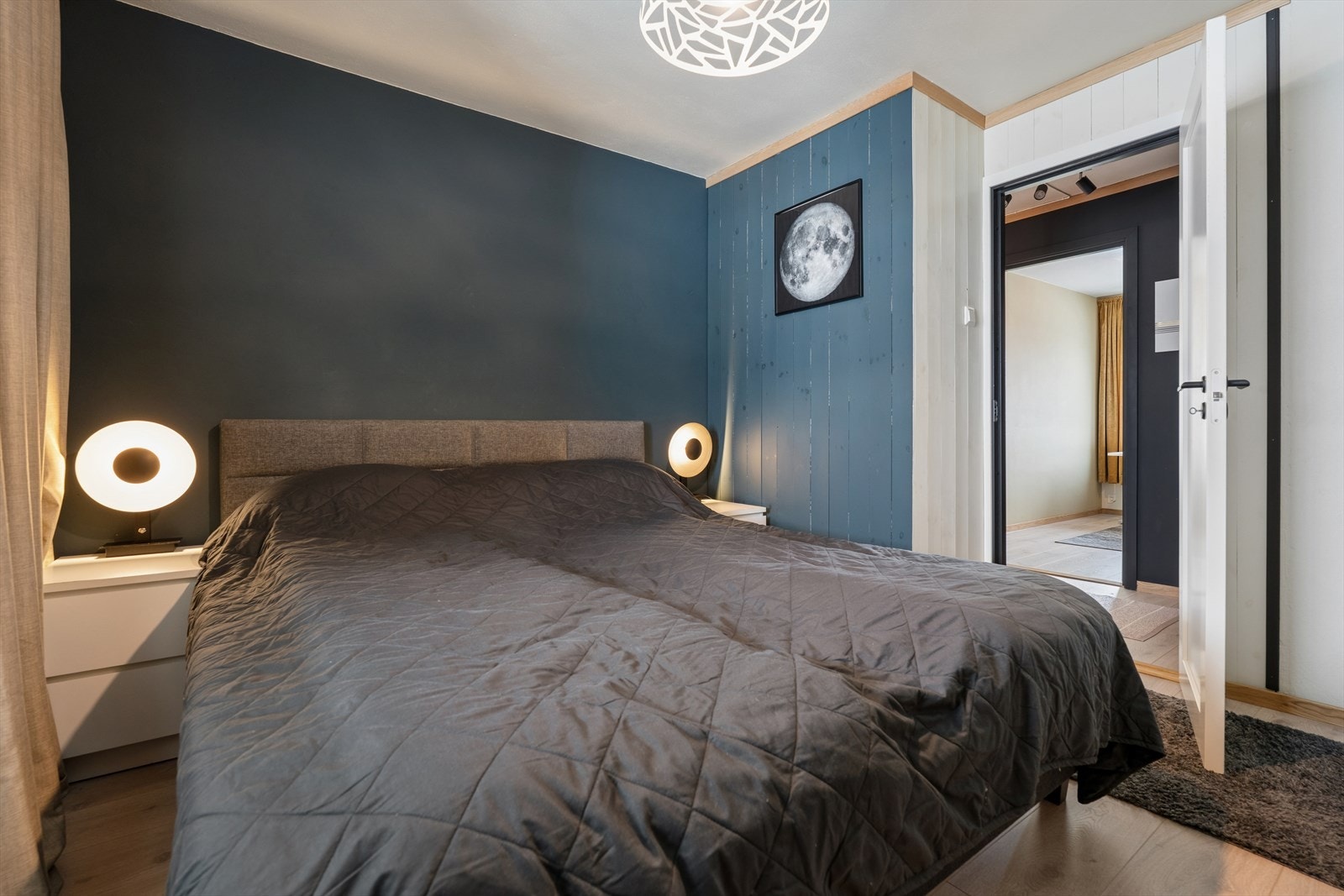 Videre byr leiligheten på to gode soverom. Galleribilde