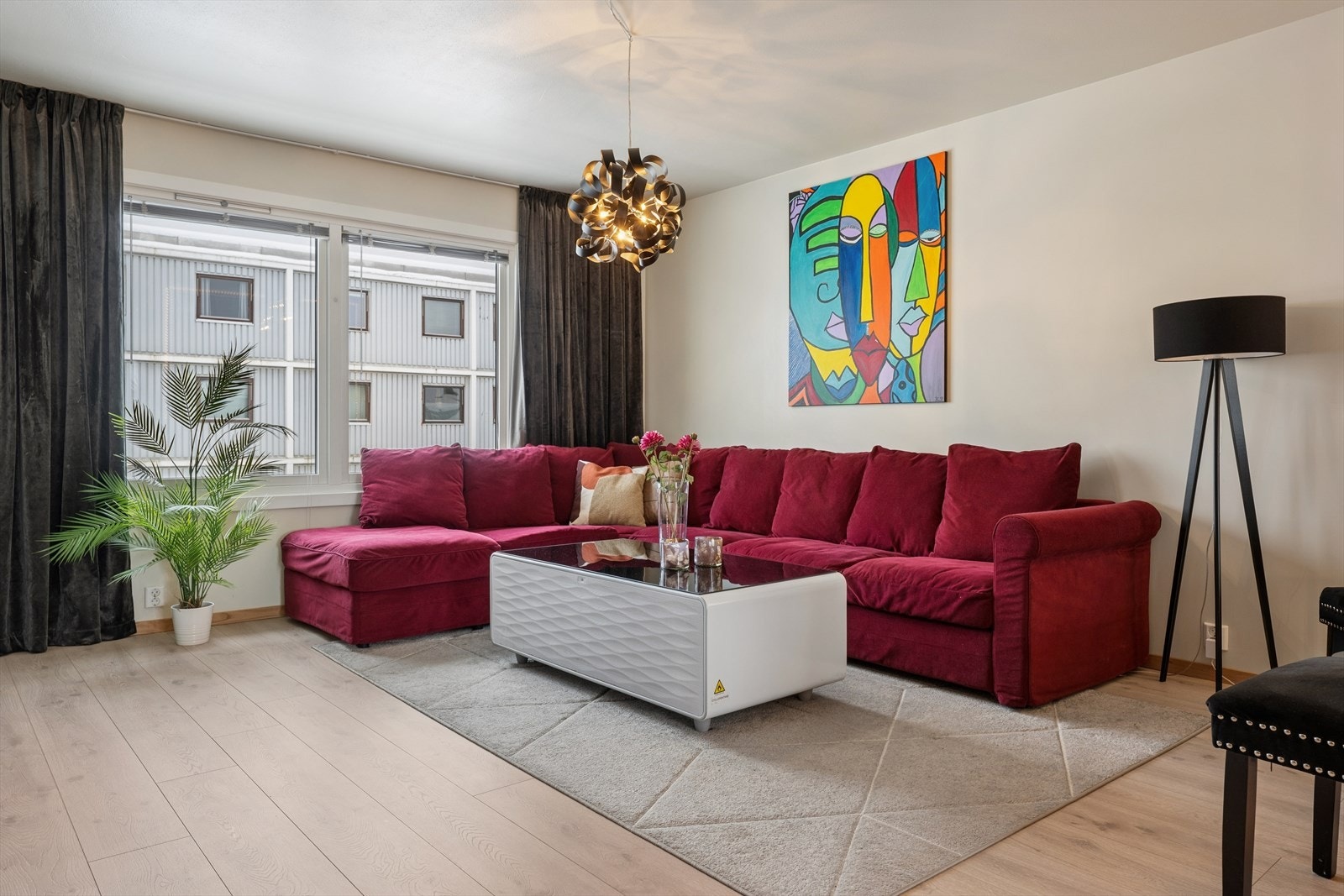 Her er flere store vindusflater som slipper inn mye naturlig lys og skaper en god atmosfære i rommet. Galleribilde