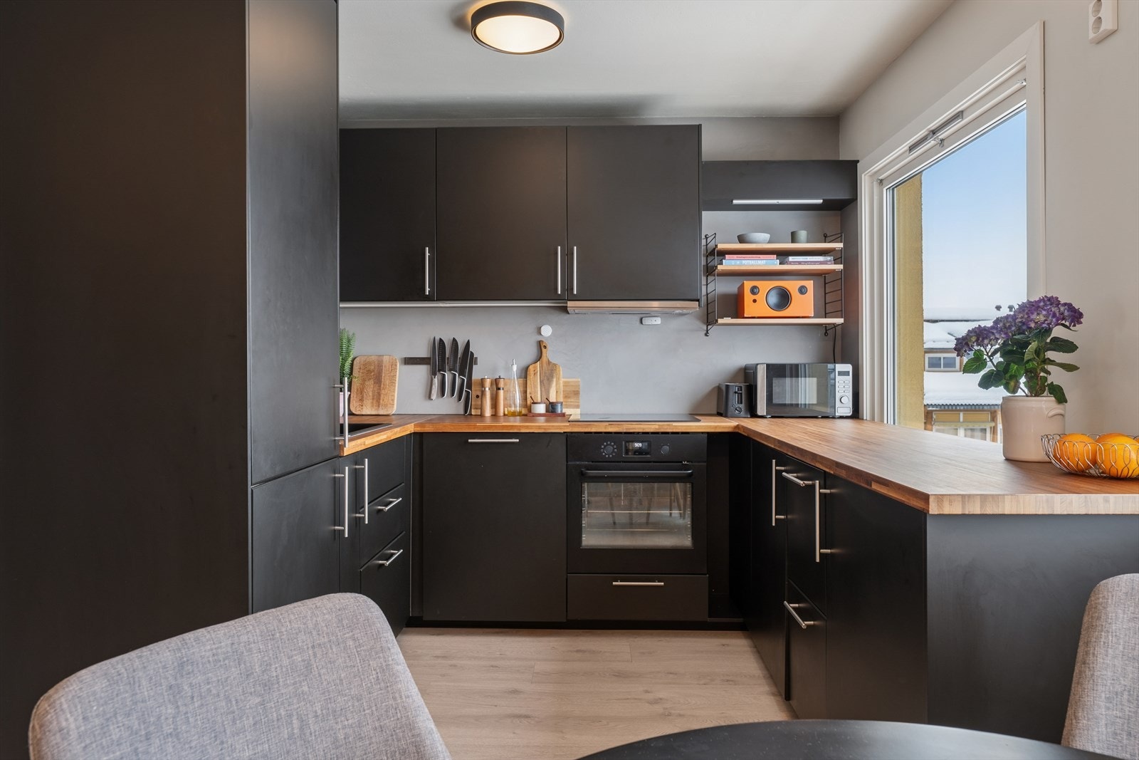 Kjøkkenet er innredet i en praktisk form og har godt med skap- og benkeplass. Galleribilde