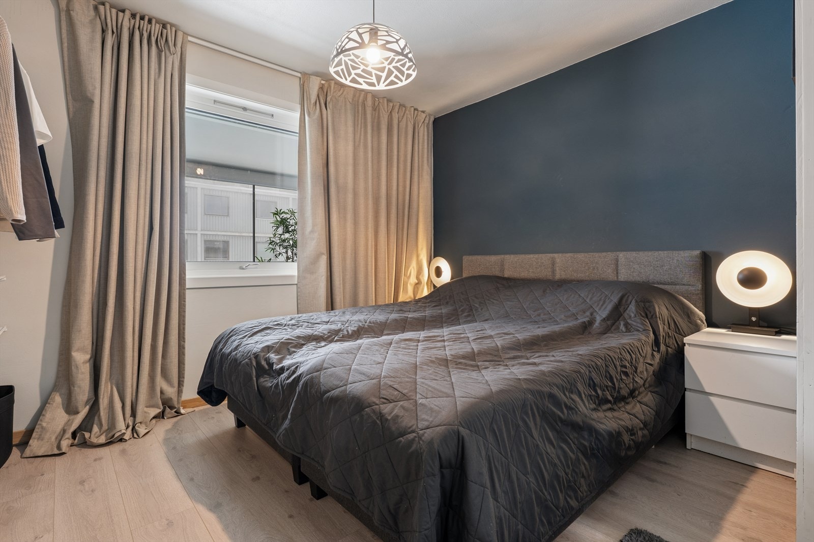 Hovedsoverommet har god plass til dobbeltseng og nattbord. Galleribilde