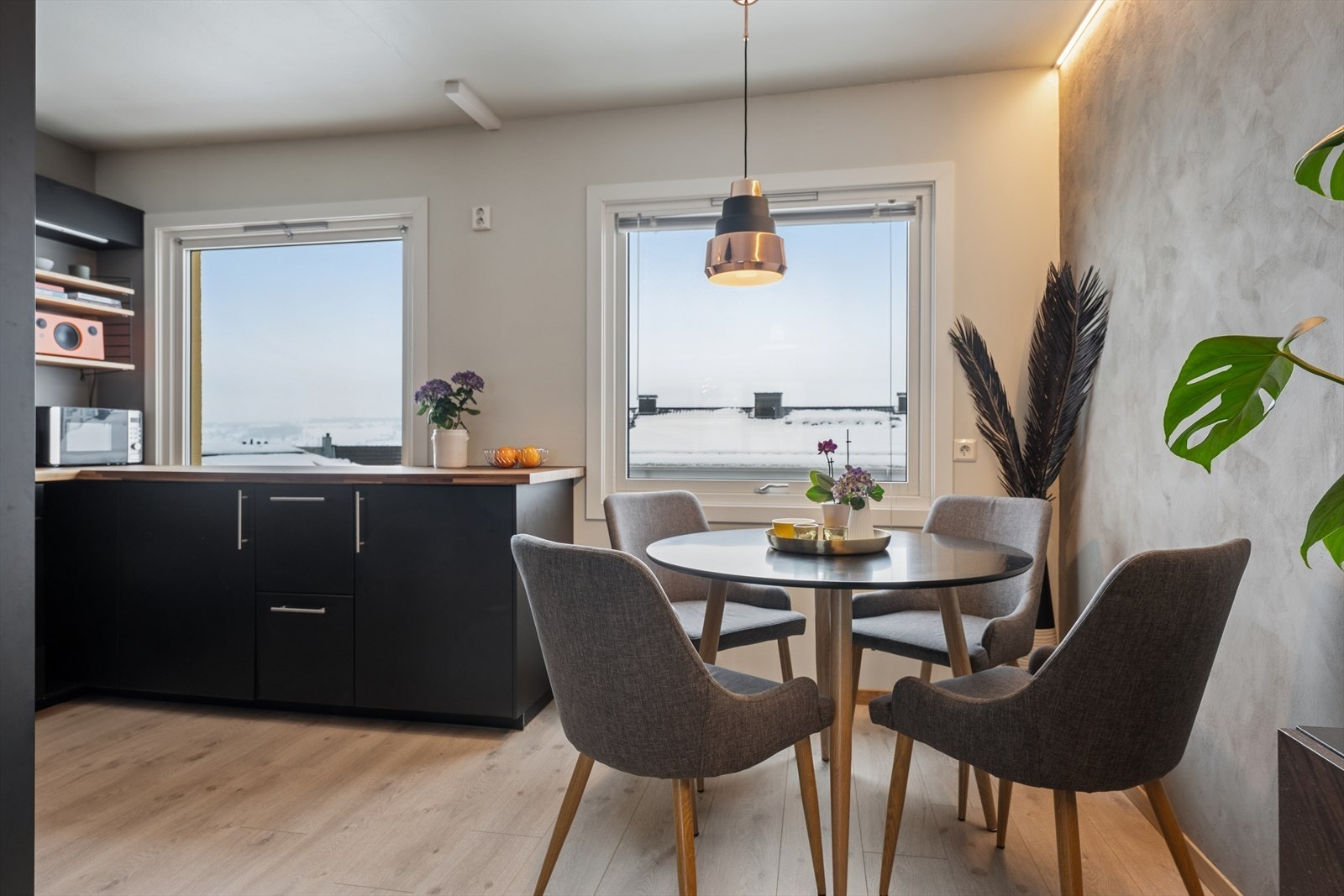 I tilknytning til kjøkkenet, kan spisebord enkelt plasseres. Galleribilde