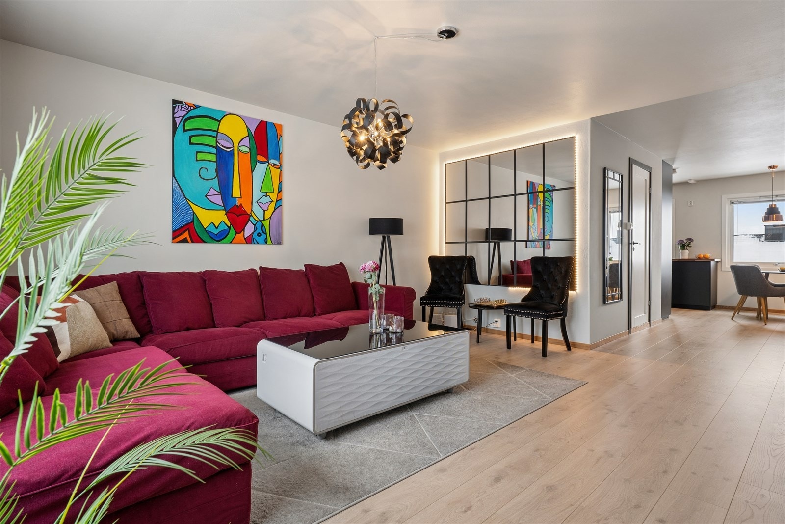 Stuen har plass til flere møbleringsmuligheter for å skape den stuen du selv ønsker. Galleribilde