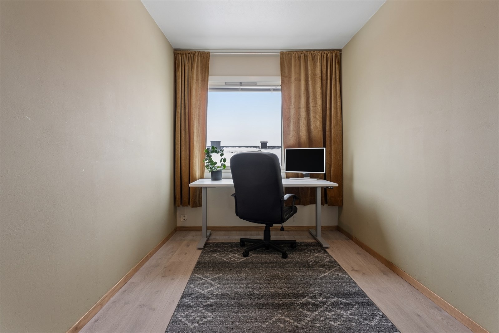 Det andre soverommet er praktisk utført, ypperlig som barnerom, gjesterom eller hjemmekontor. Galleribilde