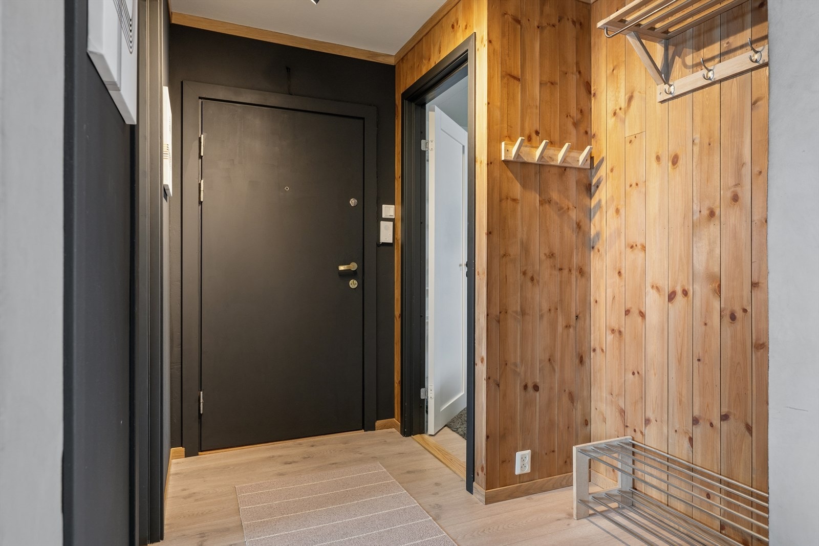 Her ønskes du velkommen inn i en entré med god plass til å henge fra seg ytterklær. Galleribilde