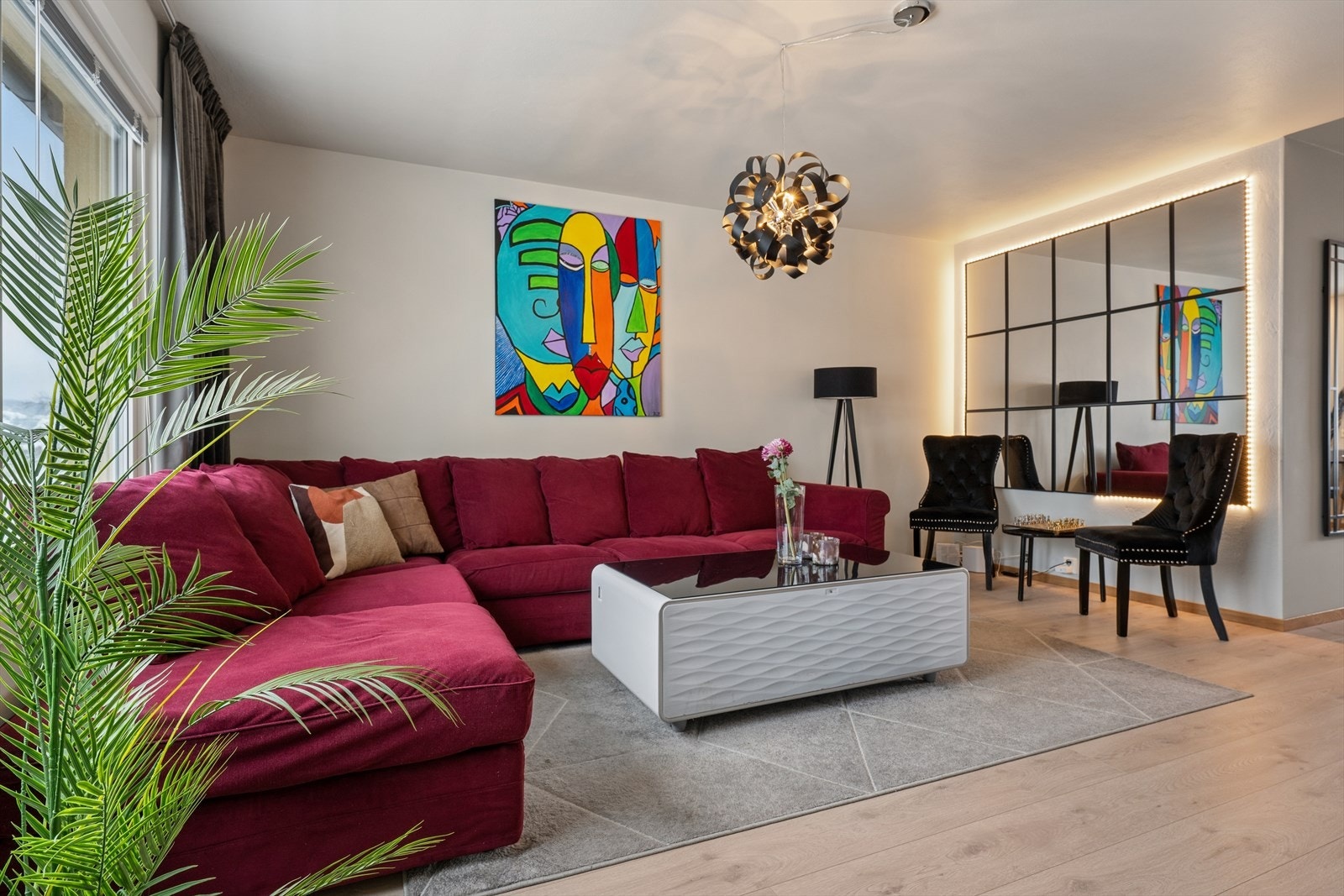 I 2022 ble det i leiligheten lagt varmefolie i stue, kjøkken og gang under nytt laminat gulv som gir økt komfort. Galleribilde