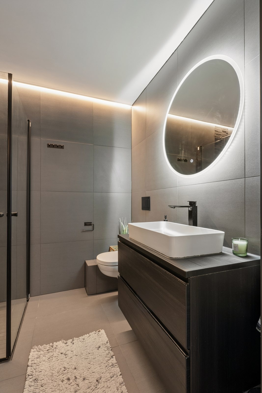 Delikat baderom som har behagelig varm ei gulvet for økt komfort. Badet er renovert i 2022. Galleribilde