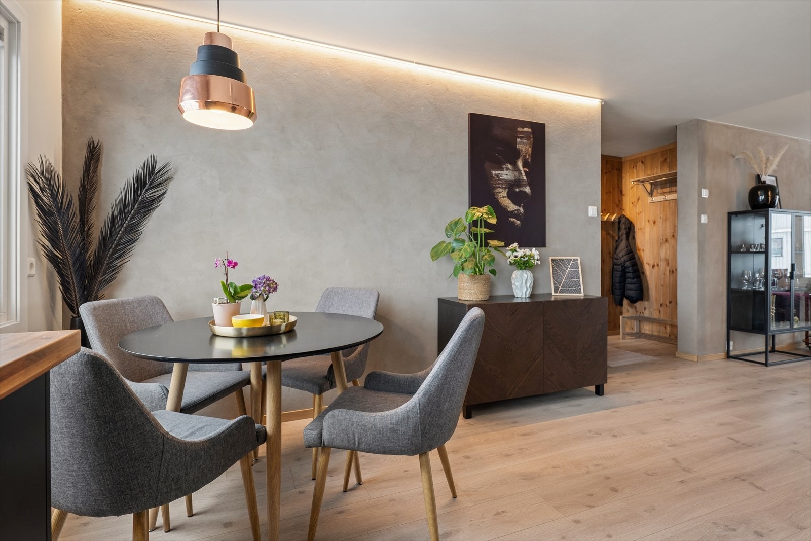 Leiligheten er modernisert i 2022 og fremstår med tidsriktige farge- og materialvalg. Galleribilde