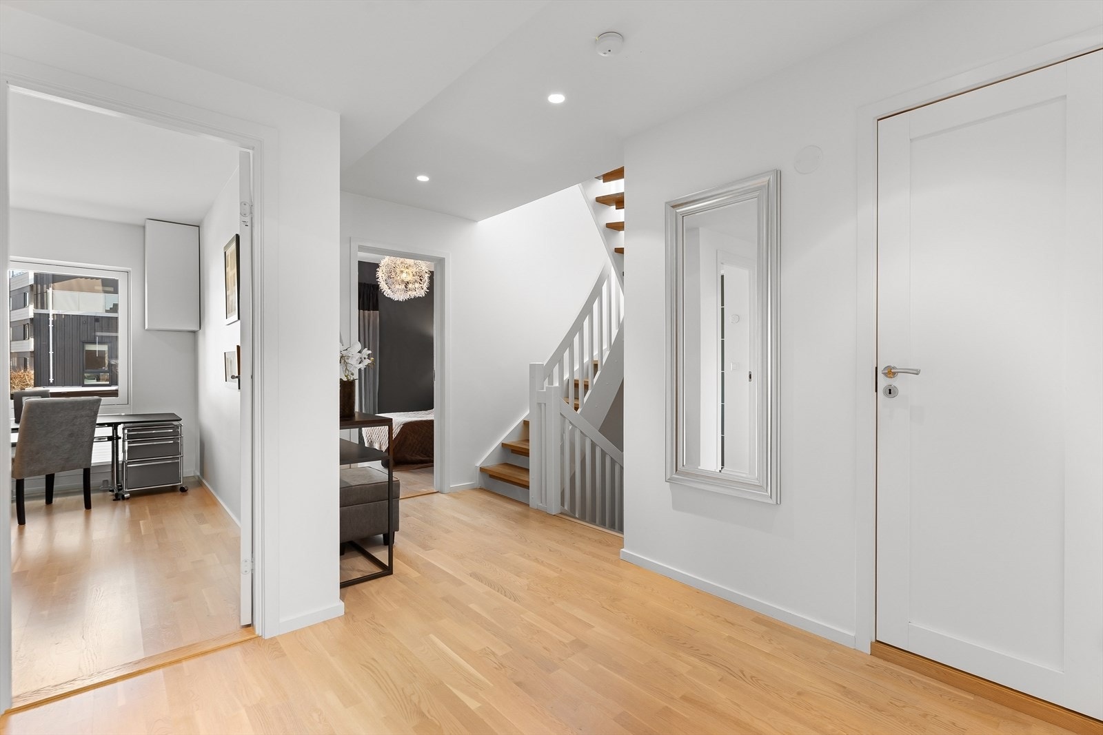 Romslig hall med tilgang til 4 soverom og 2 bad i boligens 2. etg. Galleribilde