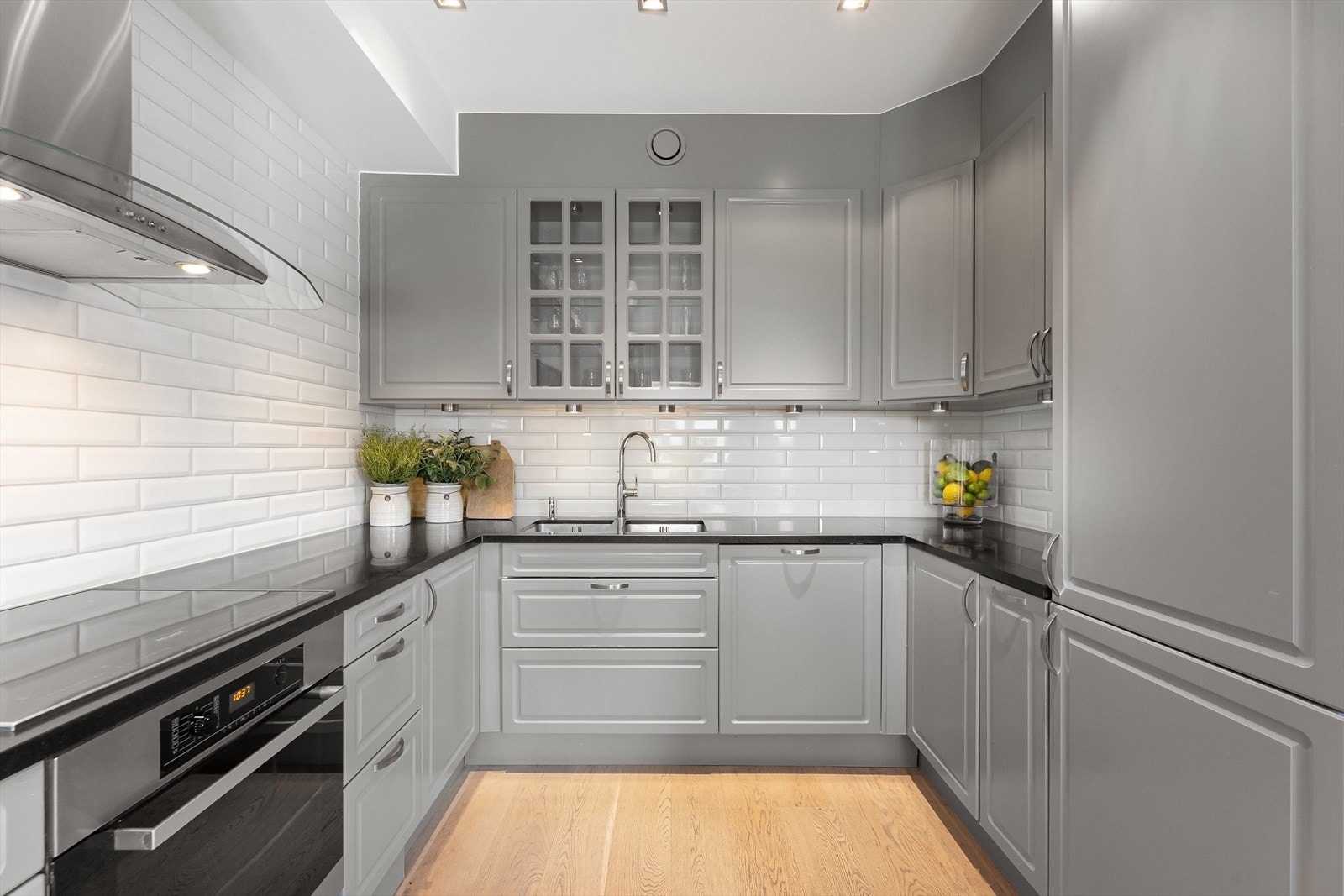 Hele 3 benkevinkler med god arbeidsplass og lagringsplass Galleribilde