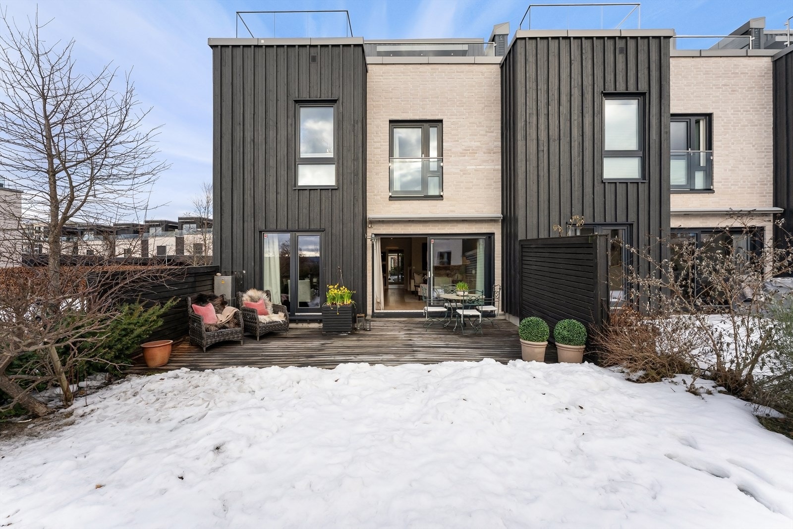 Attraktivt og sjeldent enderekkehus, rolig og tilbaketrukket og samtidig med kun kort gange til både badestrand, skoler, barnehager, buss og Fornebu S kjøpesenter Galleribilde