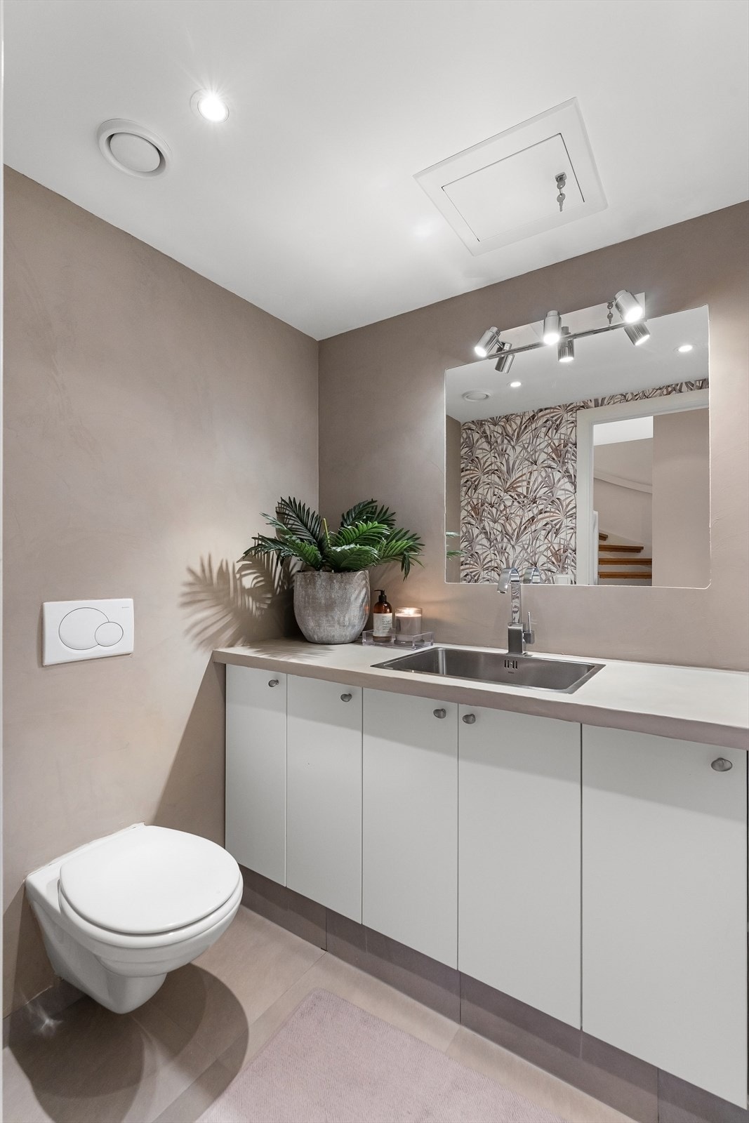 Gjeste-wc i 1. etg. med stor praktisk utslagsvask Galleribilde