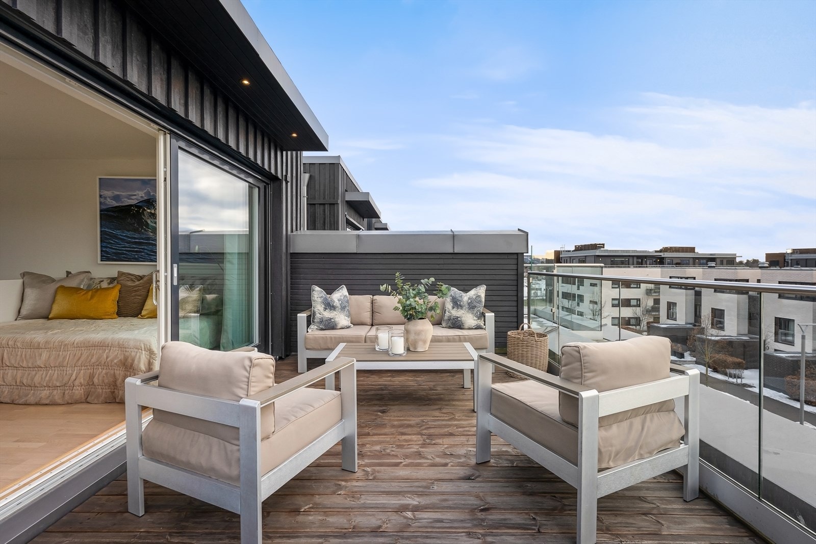 Vestsiden av takterrassen tilbyr gode solforhold på ettermiddag og kveld og nydelig sjøutsikt Galleribilde