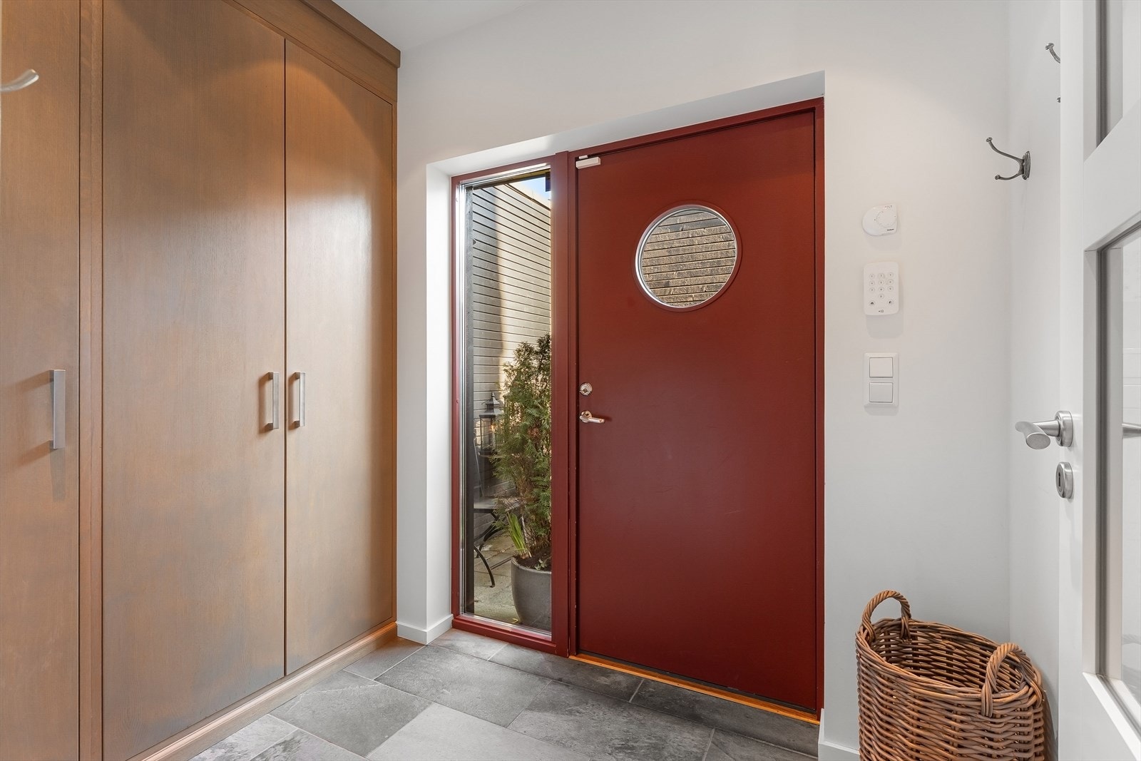 Inngangsparti i 1. etg. med skap Galleribilde