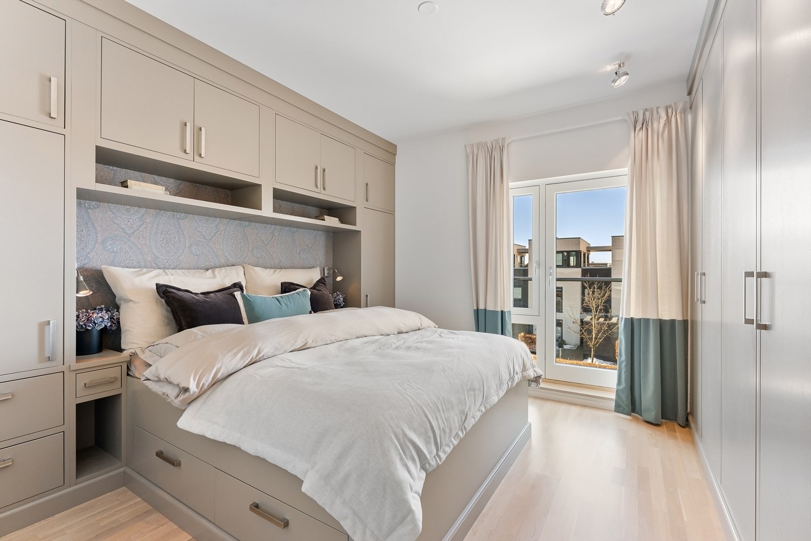 Hovedsoverom med plassbygde skap og plassbygget seng (sengen kan fjernes av selger om ønskelig) Galleribilde