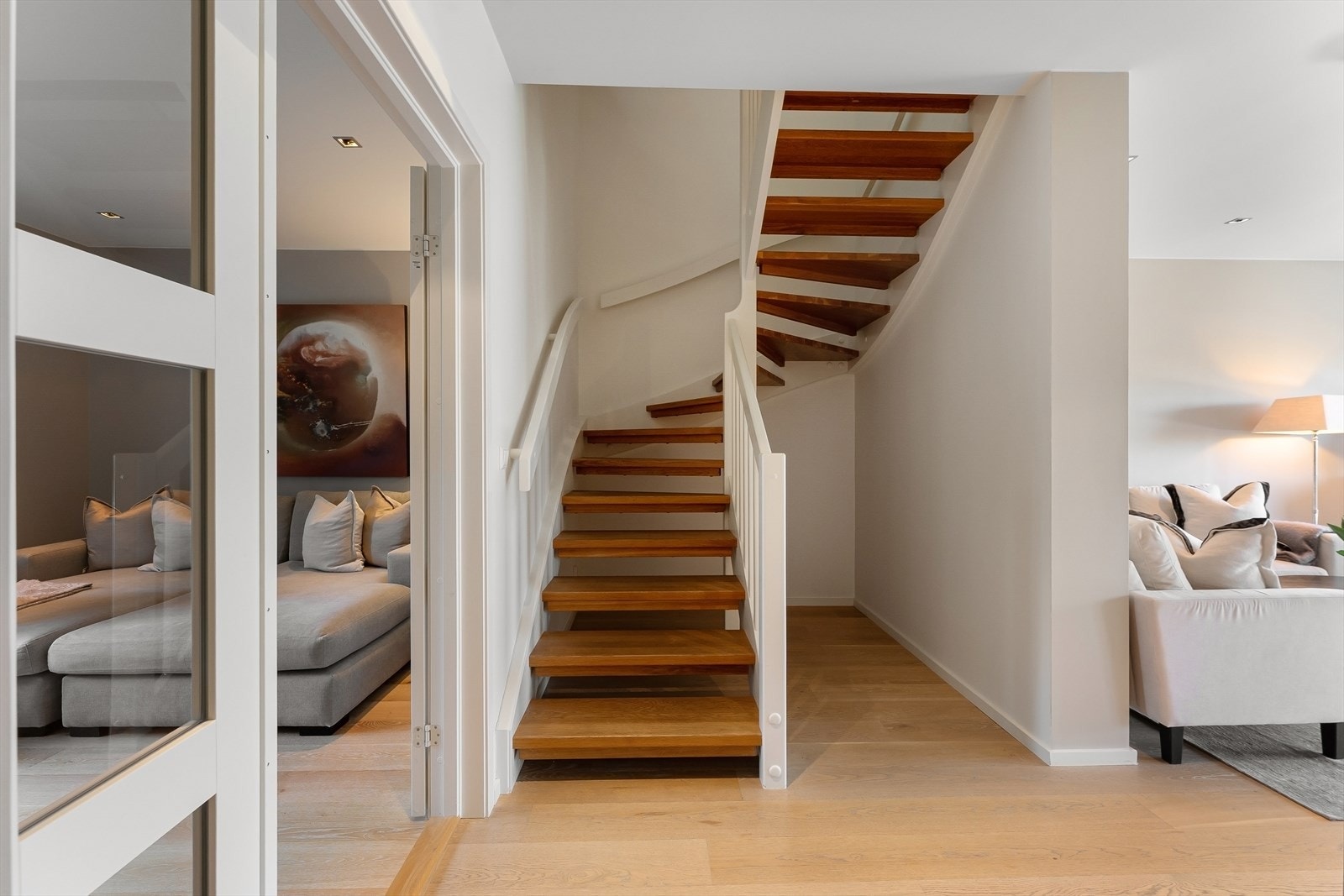 Lagringsplass på siden/under trappen Galleribilde