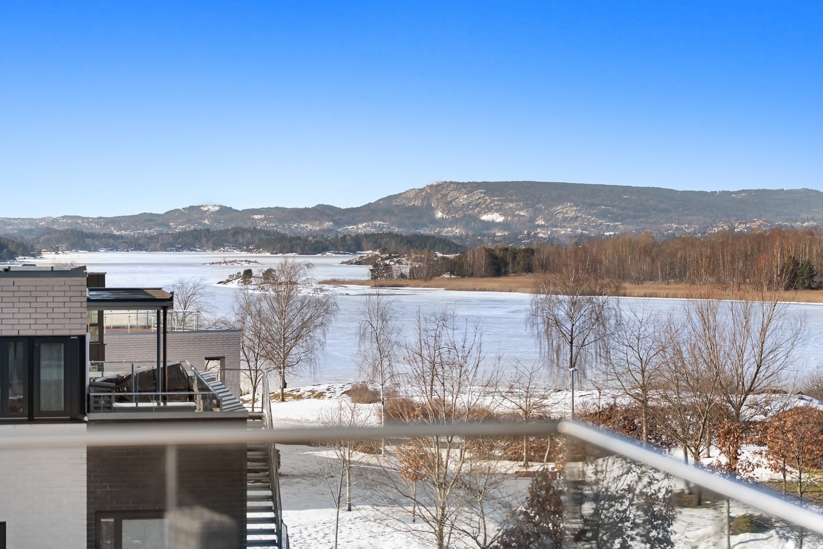 Herlig utsikt fra omkransende takterrasse på 52 kvm. Sol fra morgen til sen kveldstid på sommeren Galleribilde