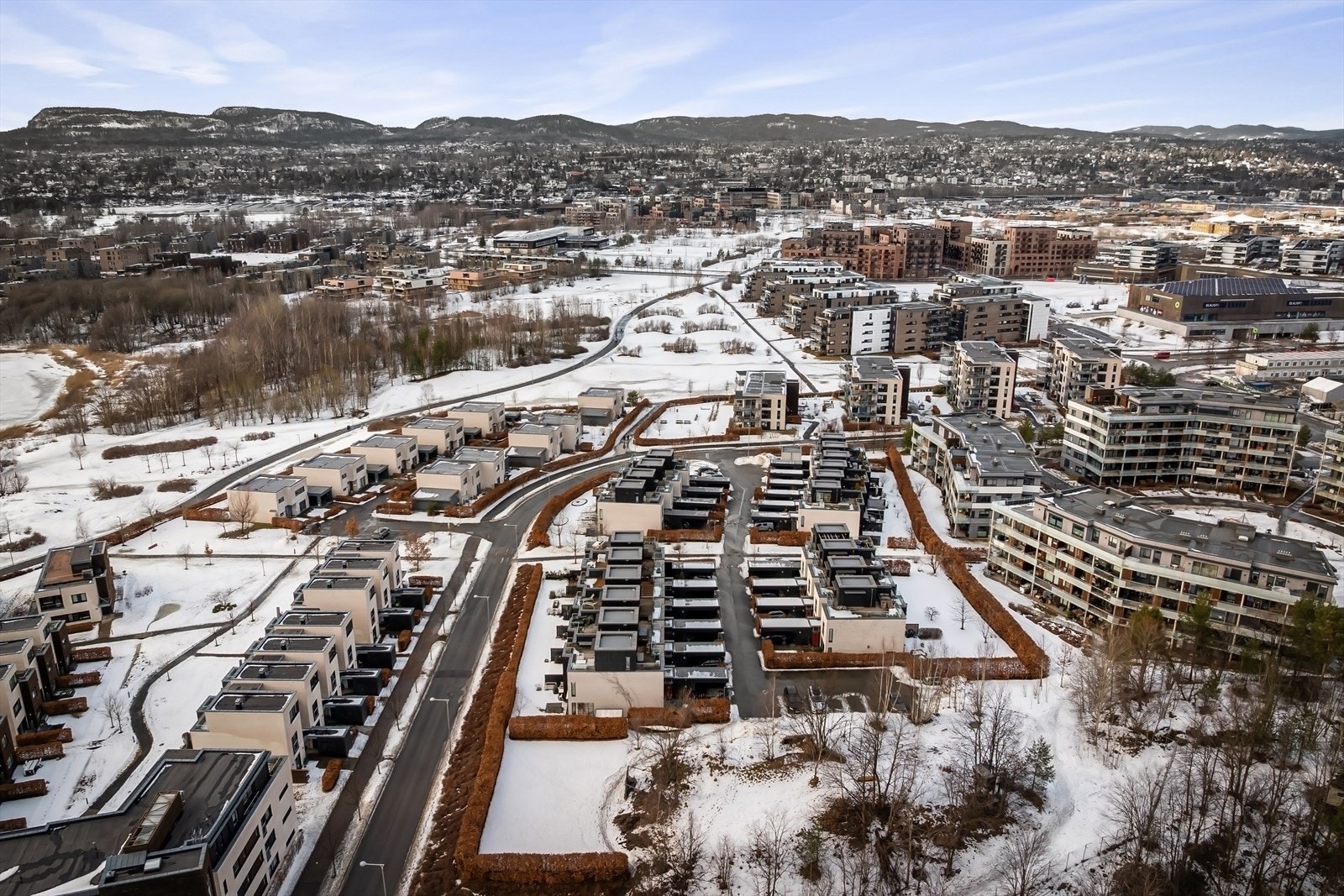 Kort vei til Fornebu S kjøpesenter og tilhørende bussholdeplass. Nærhet til Fornebubanen når den er klar i ca 2029 Galleribilde