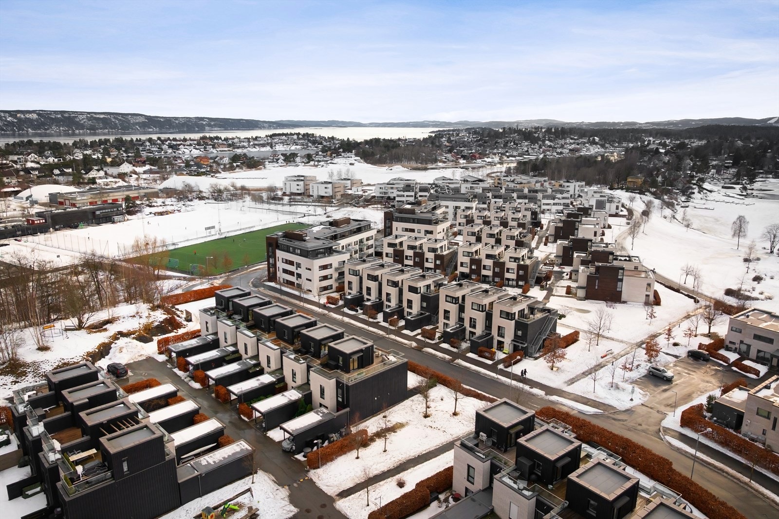 Huset er skjermet fra idrettsbanen og skole/barnehage, likevel er det kort vei til disse. Galleribilde