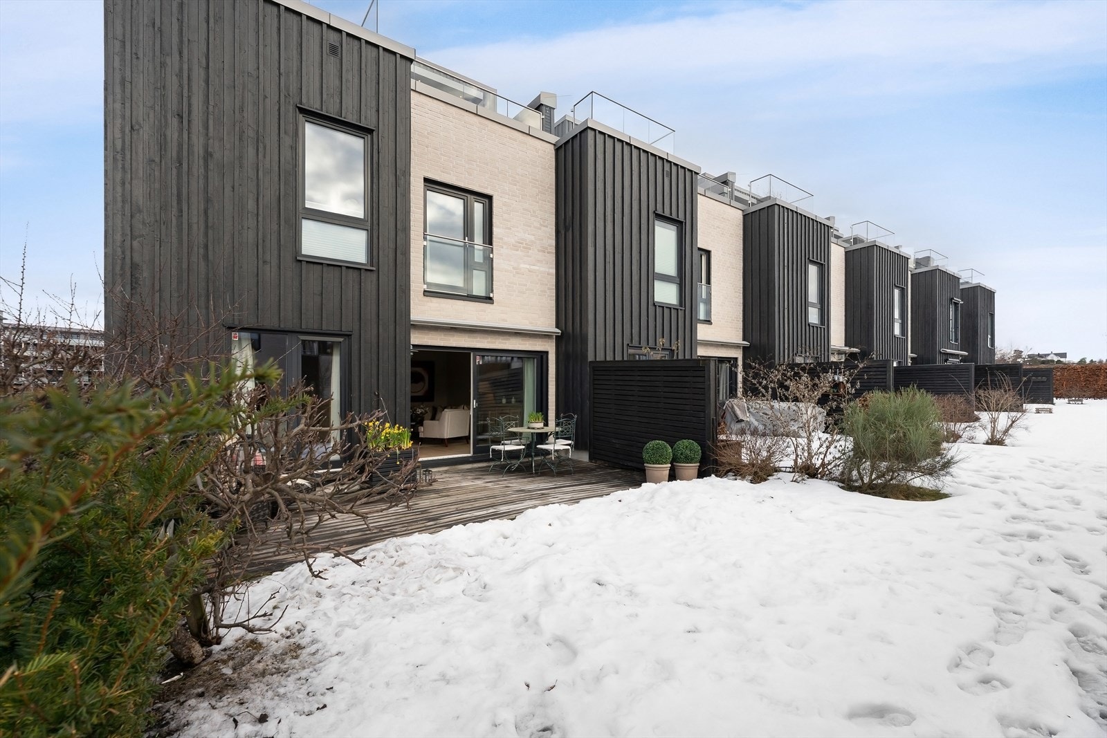 Hagen er på et høydedrag i forhold til området utenfor hekken og oppleves som relativt skjermet Galleribilde