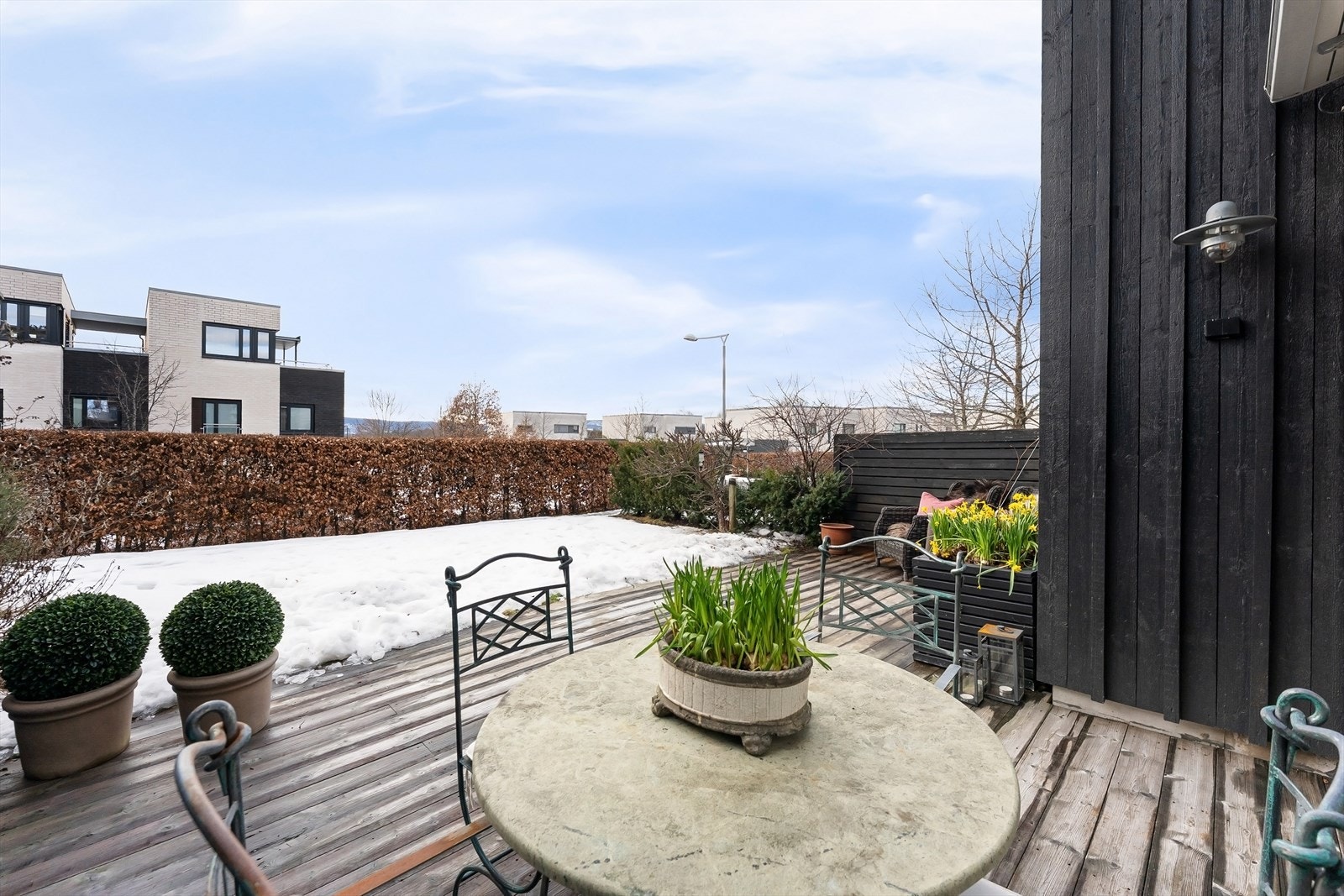 Romslig markterrasse og hage. Skjermet av hekk og oppjustert fra området nedenfor. Gode solforhold på dagtid og utover ettermiddag/kveld Galleribilde