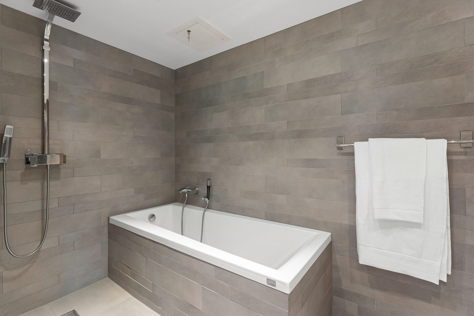 Lekkert bad med dusj og badekar Galleribilde