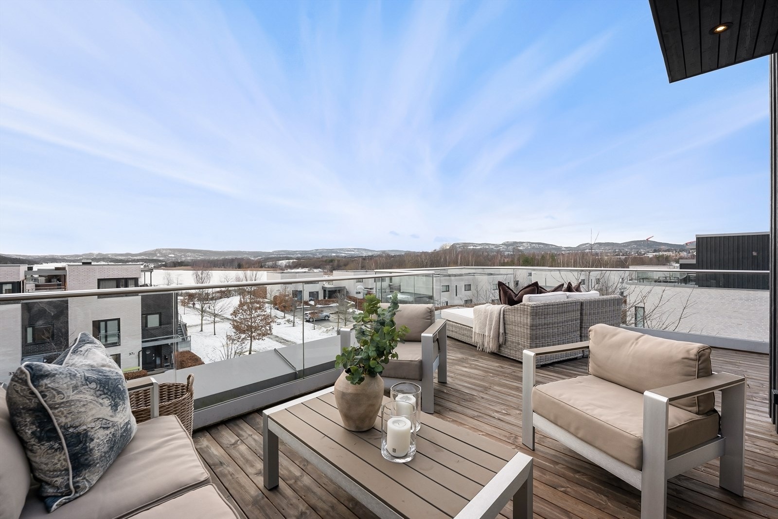 God plass for sittegrupper på takterrassen Galleribilde