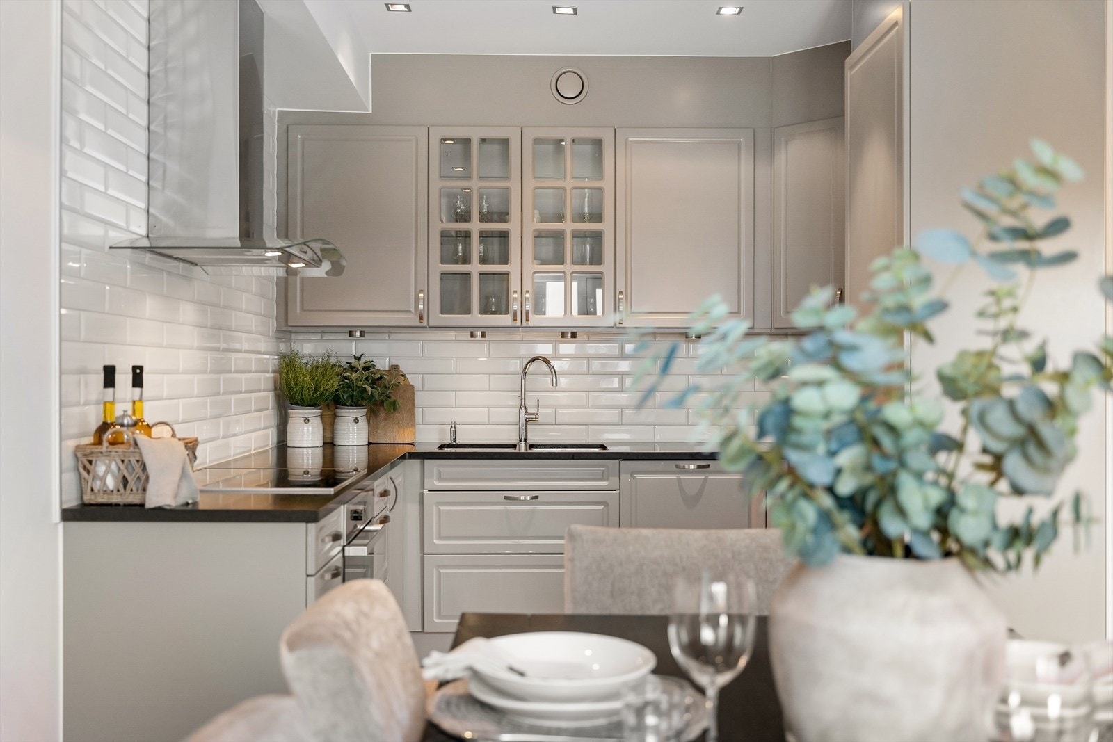 Pent kjøkken med praktiske løsninger. Galleribilde