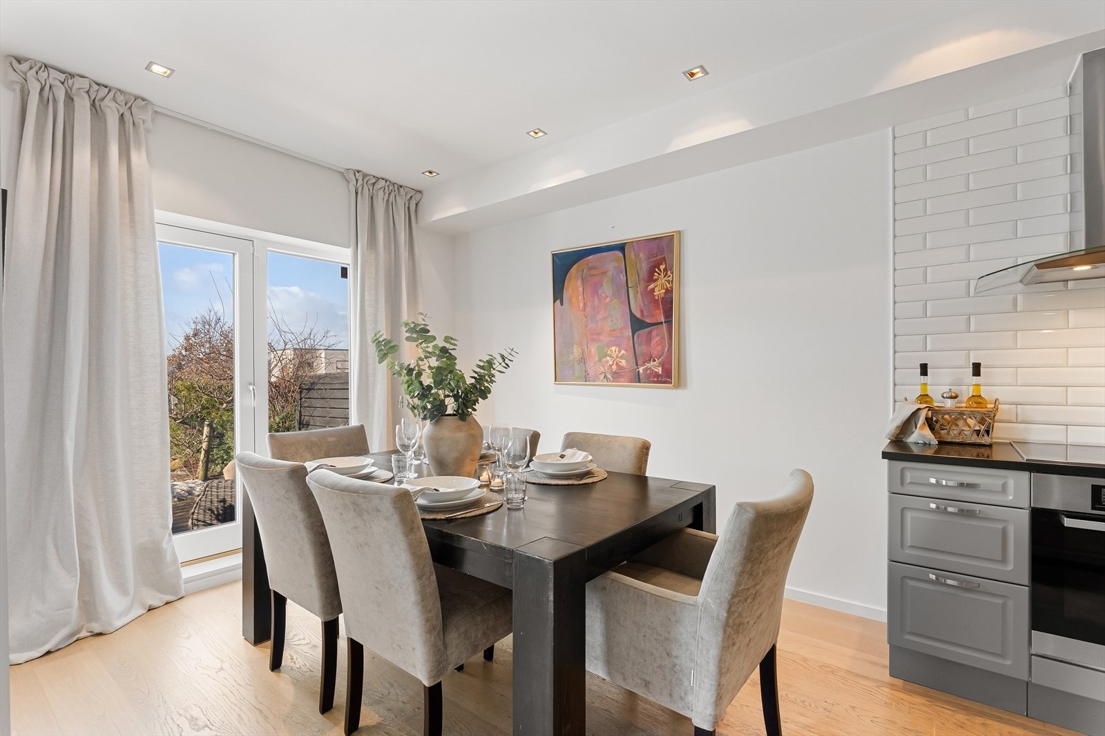 Plass for spisebordsløsning mellom kjøkken og stue Galleribilde