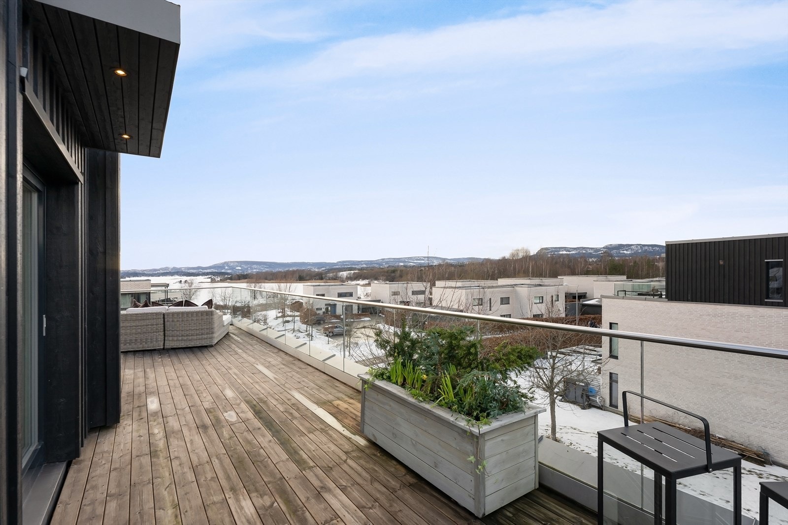Takterrassen er på hele 52 kvm og er i både vest, nord og øst retning. Sen kveldssol og tidlig morgensol. Galleribilde