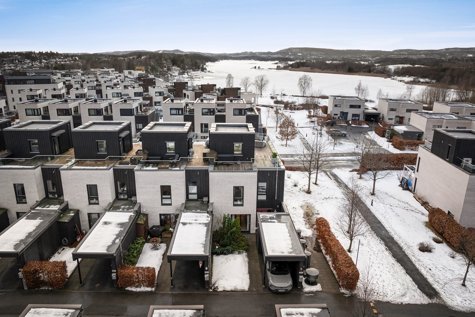 Kun kort gange ned til sjøen med badestrand i Koksabukta Galleribilde