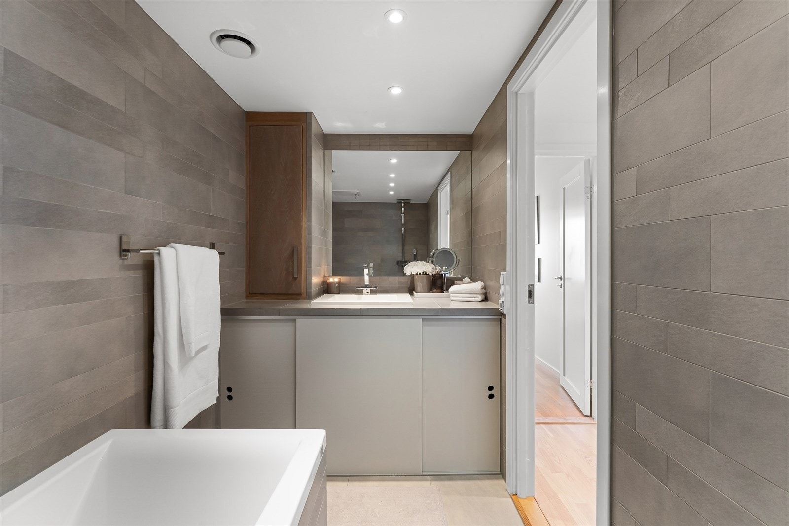 Vaskemaskin er skjult i baderomsinnredning Galleribilde