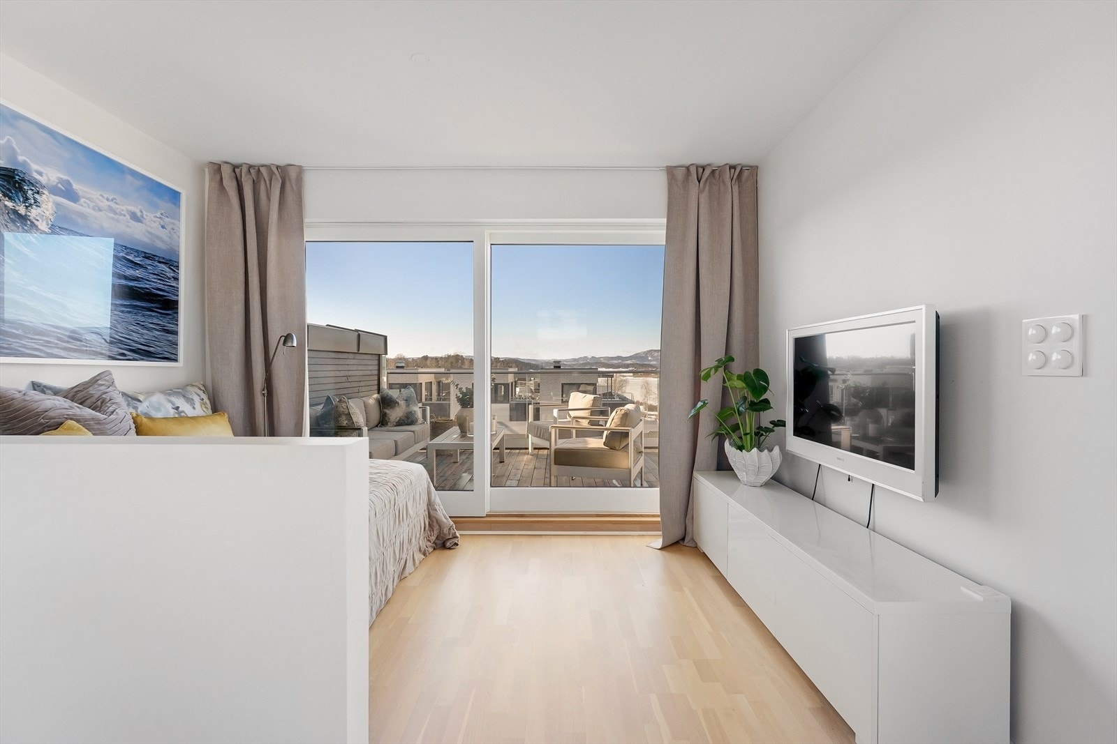 Herlig loftstue med screens og to utganger til stor omkransende takterrasse med sjøutsikt og fantastiske solforhold Galleribilde