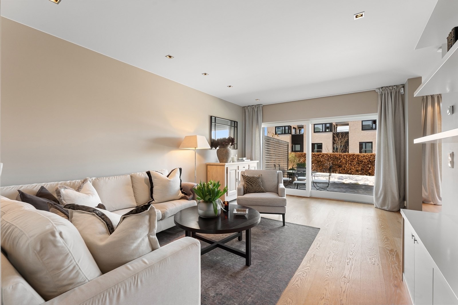 Romslig stue med god plass for salong Galleribilde