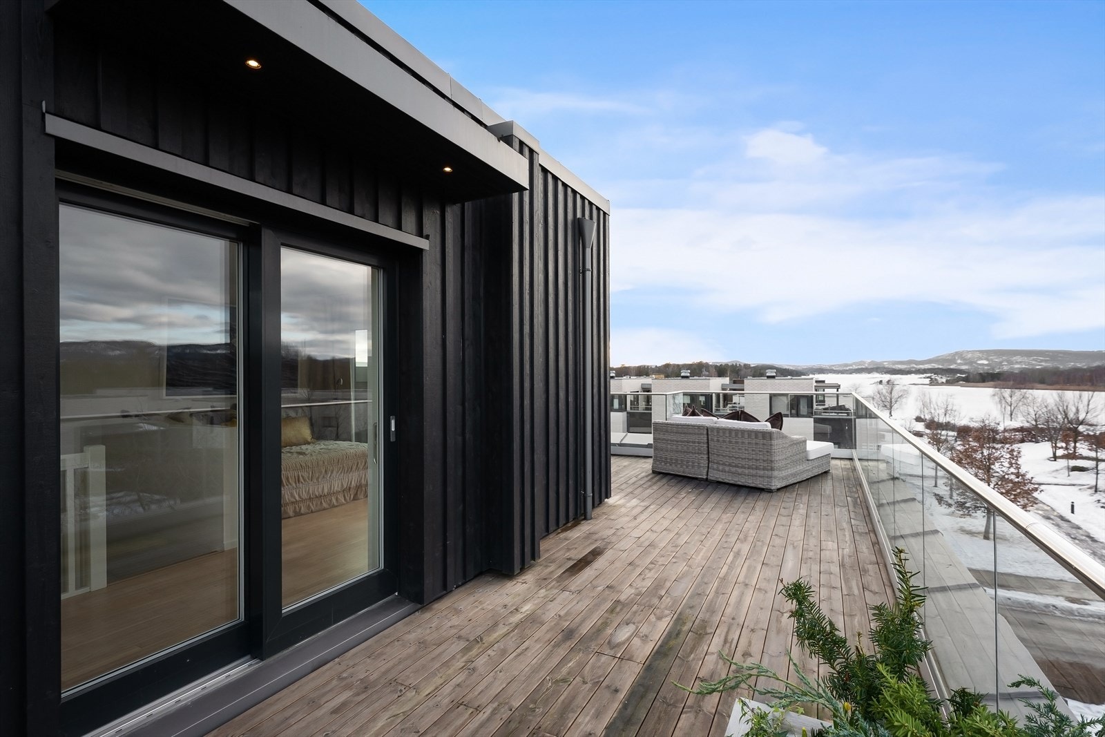 Utgang til takterrasse fra to sider ut fra loftstuen Galleribilde