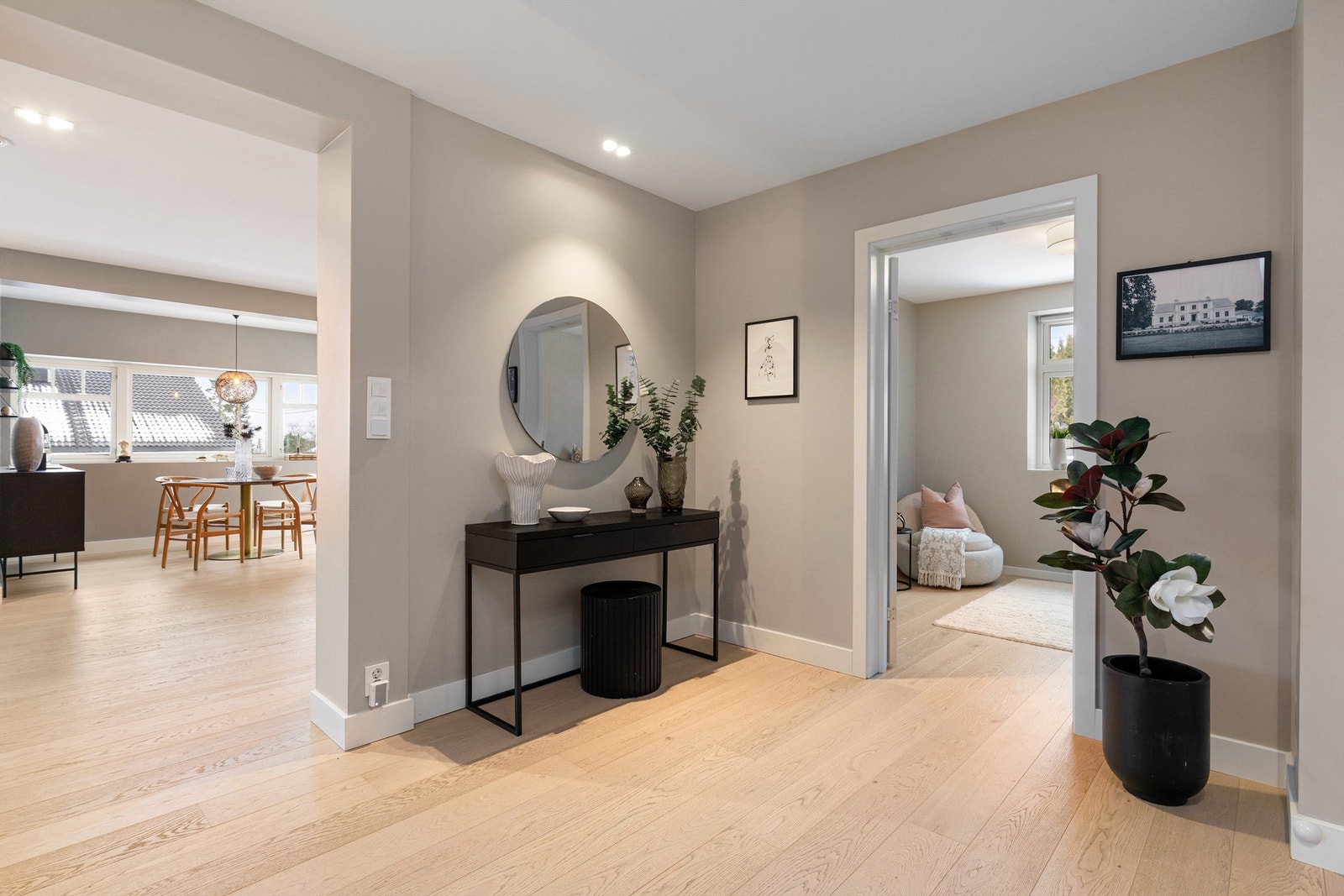 Fra trappegangen er det adgang til et soverom/lekerom/arbeidsrom/tv-stue Galleribilde