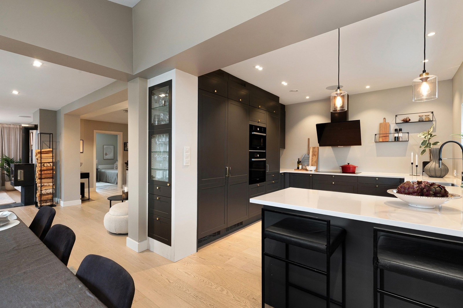 Fin detalj med plassbygget vitrineskap ved inngangen til kjøkkenet Galleribilde