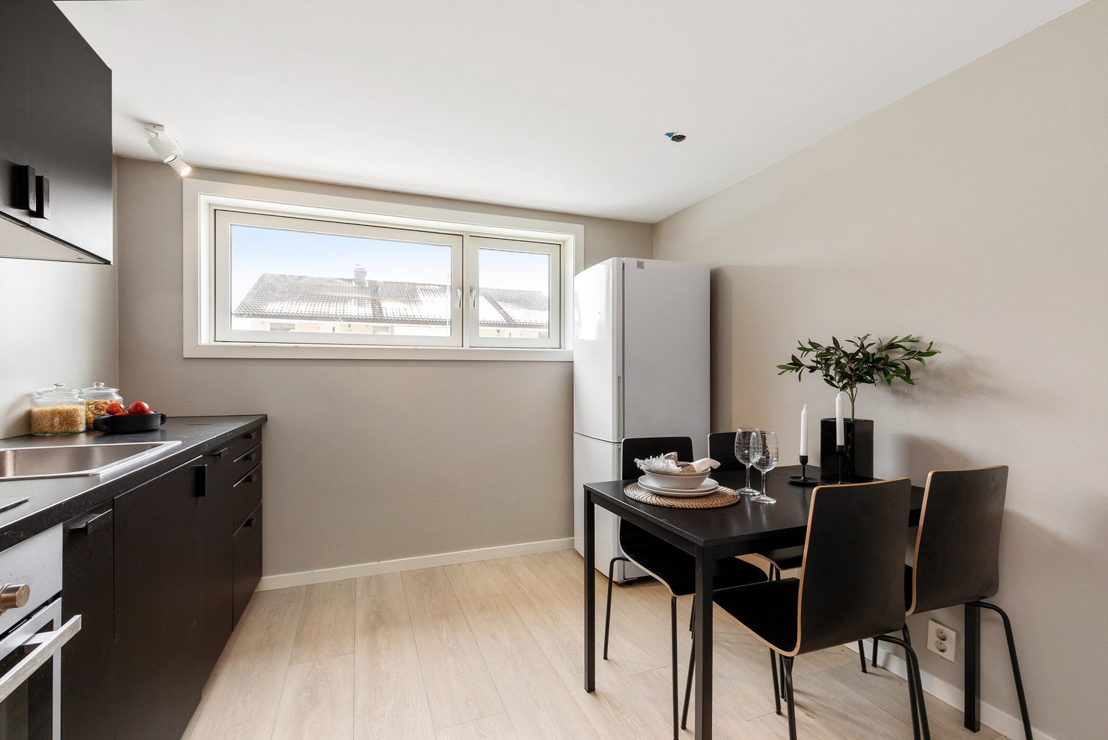 Den er leiet ut delvis møblert. Senger og hvitevarer + sofa medfølger huset Galleribilde