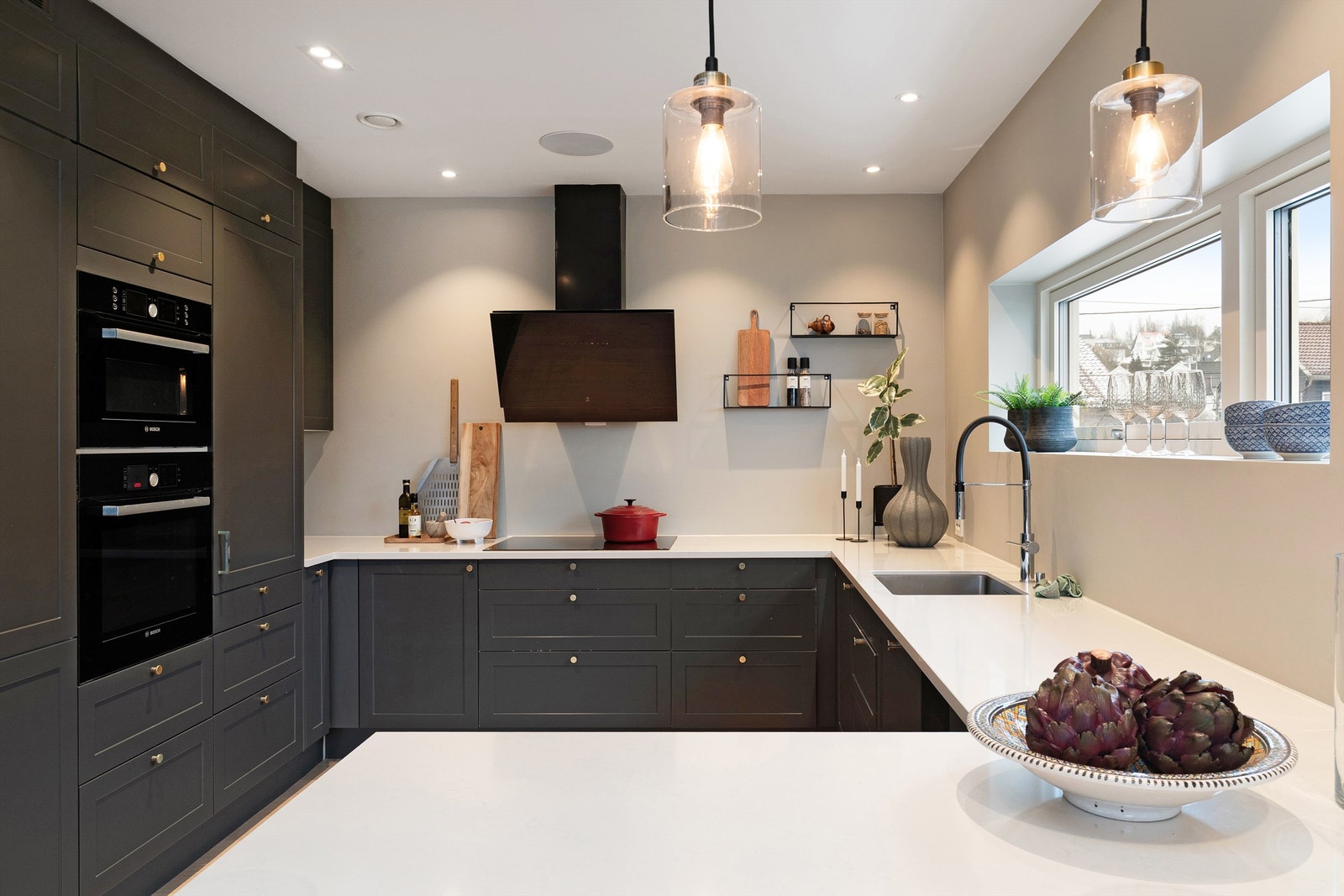 Godt med både skap- og benkeplass Galleribilde