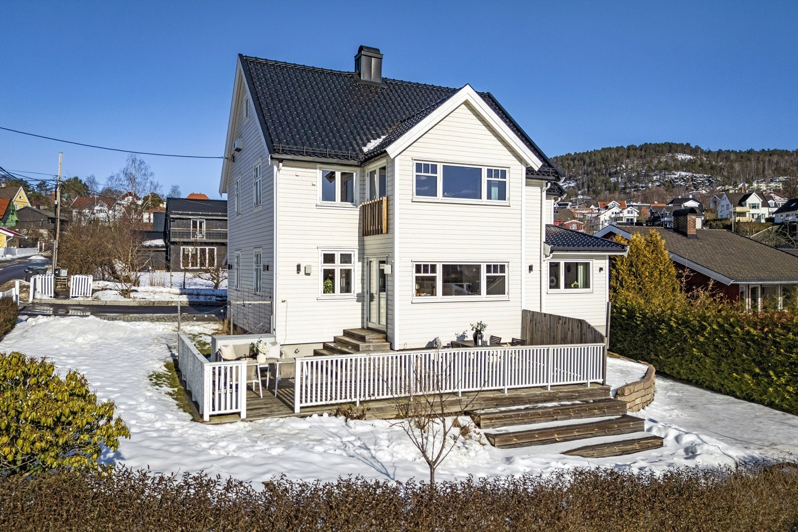 Det er også etablert uteplass i sør-østre del av hagen som er skjermet og vindstille. Hagen er relativt lettstelt med overkommelige gressflater mtp plenklipping Galleribilde